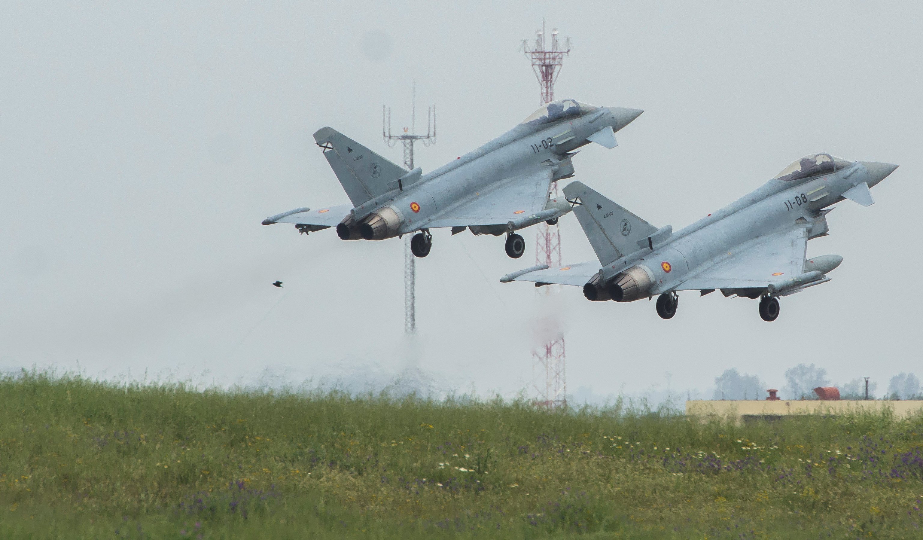 Dos Eurofighter despegan de la base aérea de Morón.