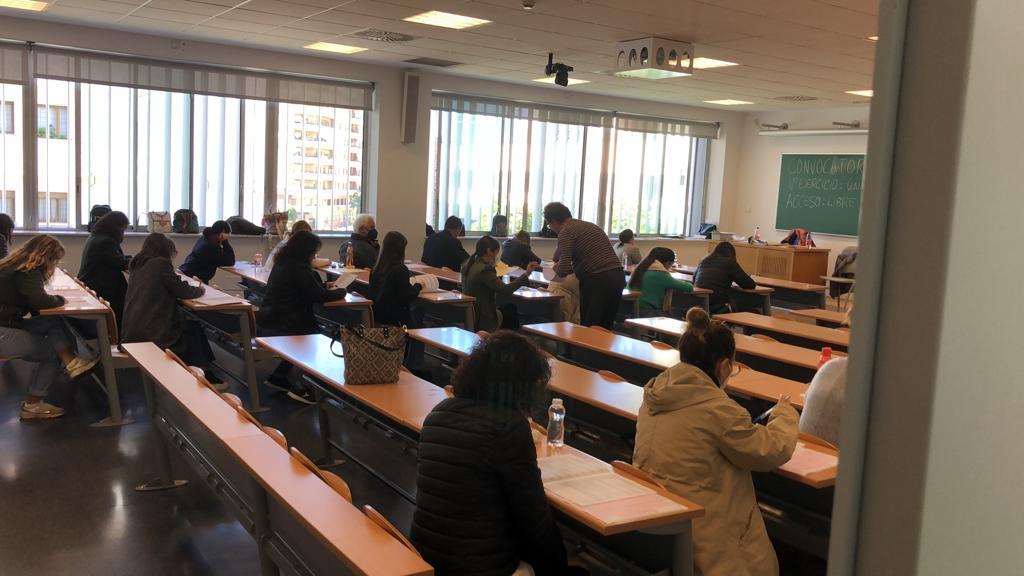 Opositores, durante un examen para acceder a un empleo fijo en la Junta de Andaluca.