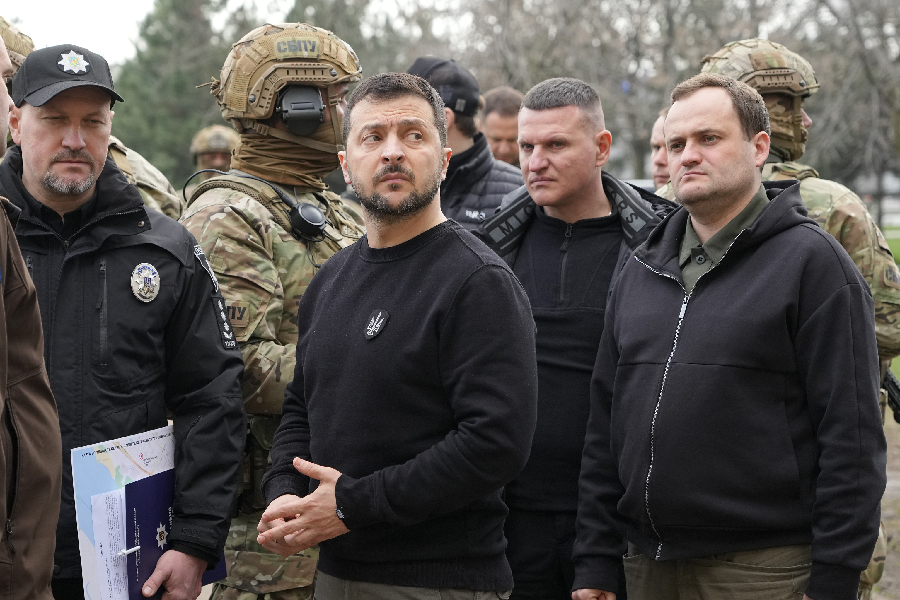 Zelenski visita por sorpresa a sus tropas en el frente de Zaporiyia