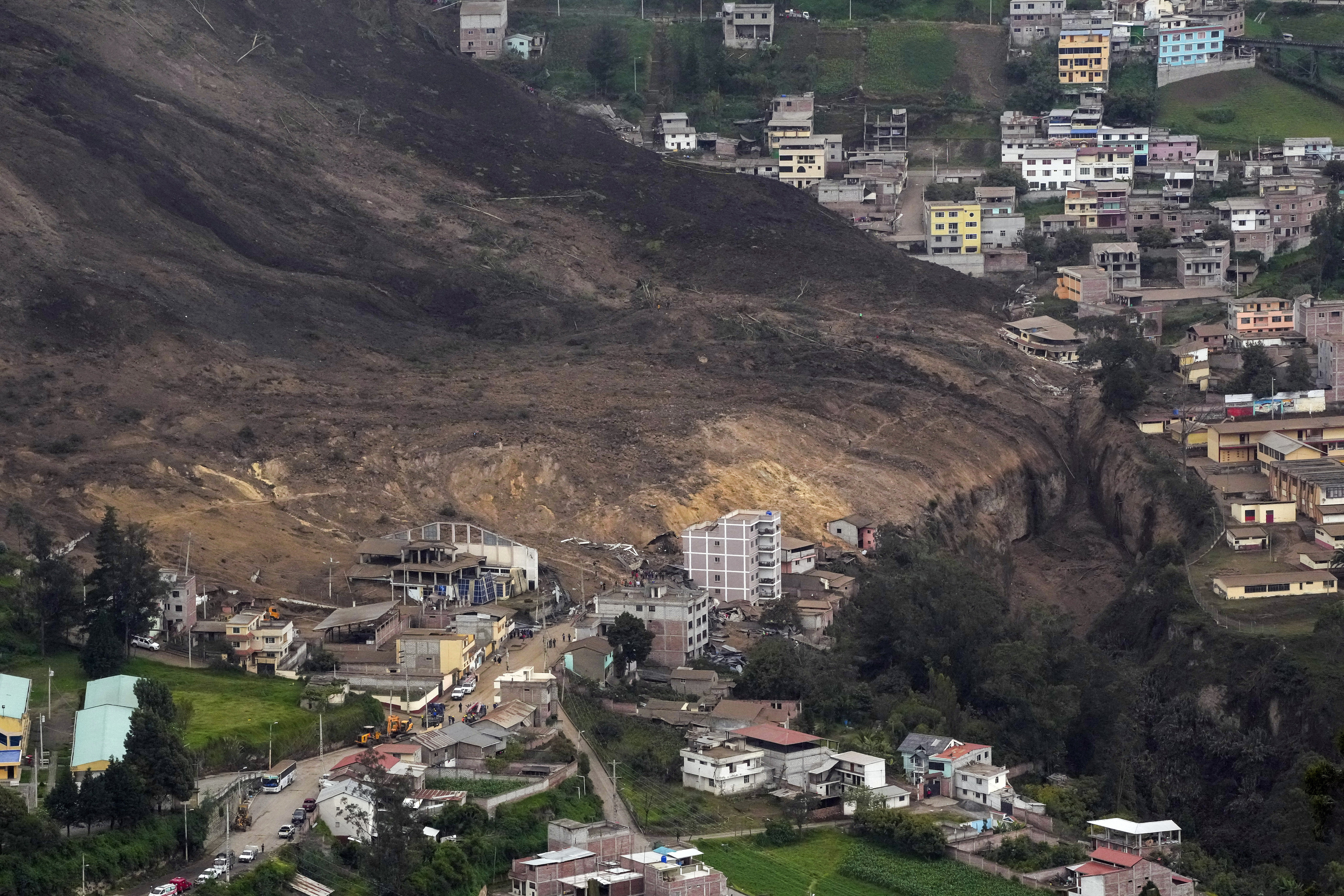 Un gigantesco alud deja al menos 7 fallecidos y 64 desaparecidos tras sepultar parte de un pueblo de Ecuador