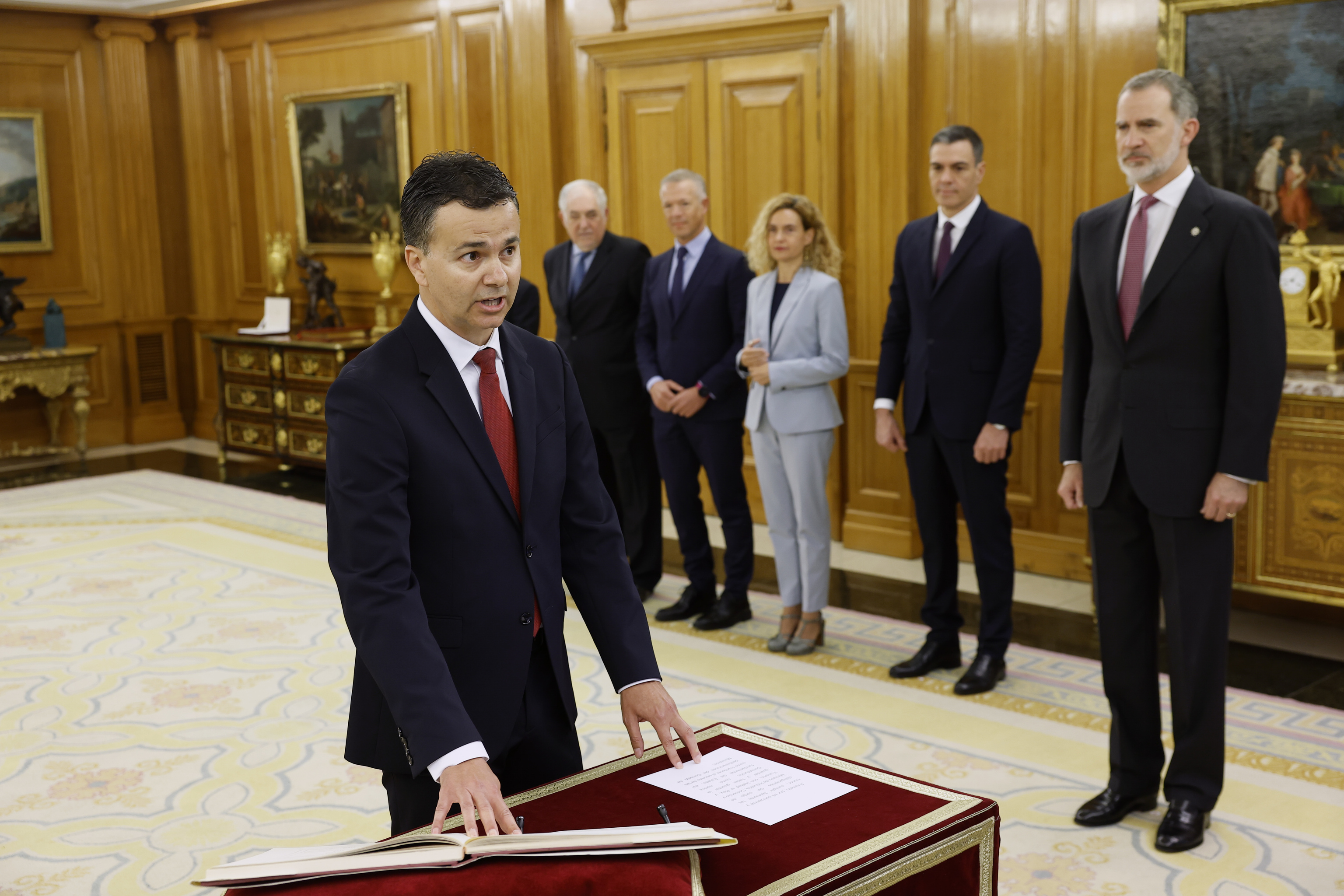 Hctor Gmez promete su cargo como ministro de Industria ante Felipe VI.
