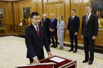 Los nuevos ministros de Sanidad e Industria prometen su cargo ante Felipe VI