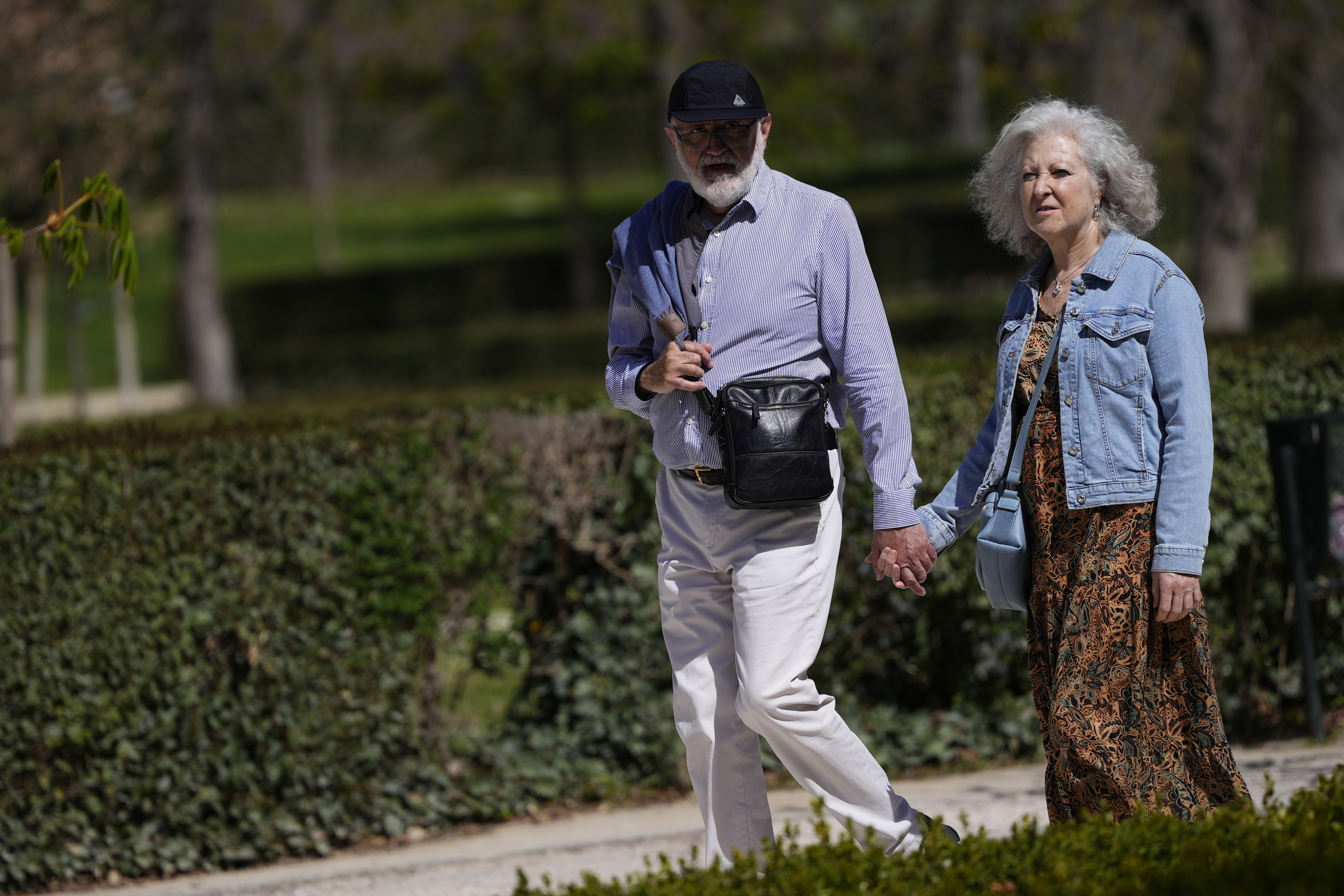 Dos personas pasean por el parque del Retiro en Madrid