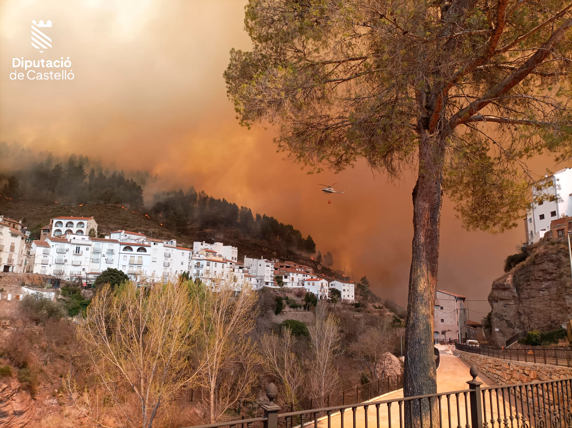 El municipio de Montán, acechado por las llamas, esta semana.