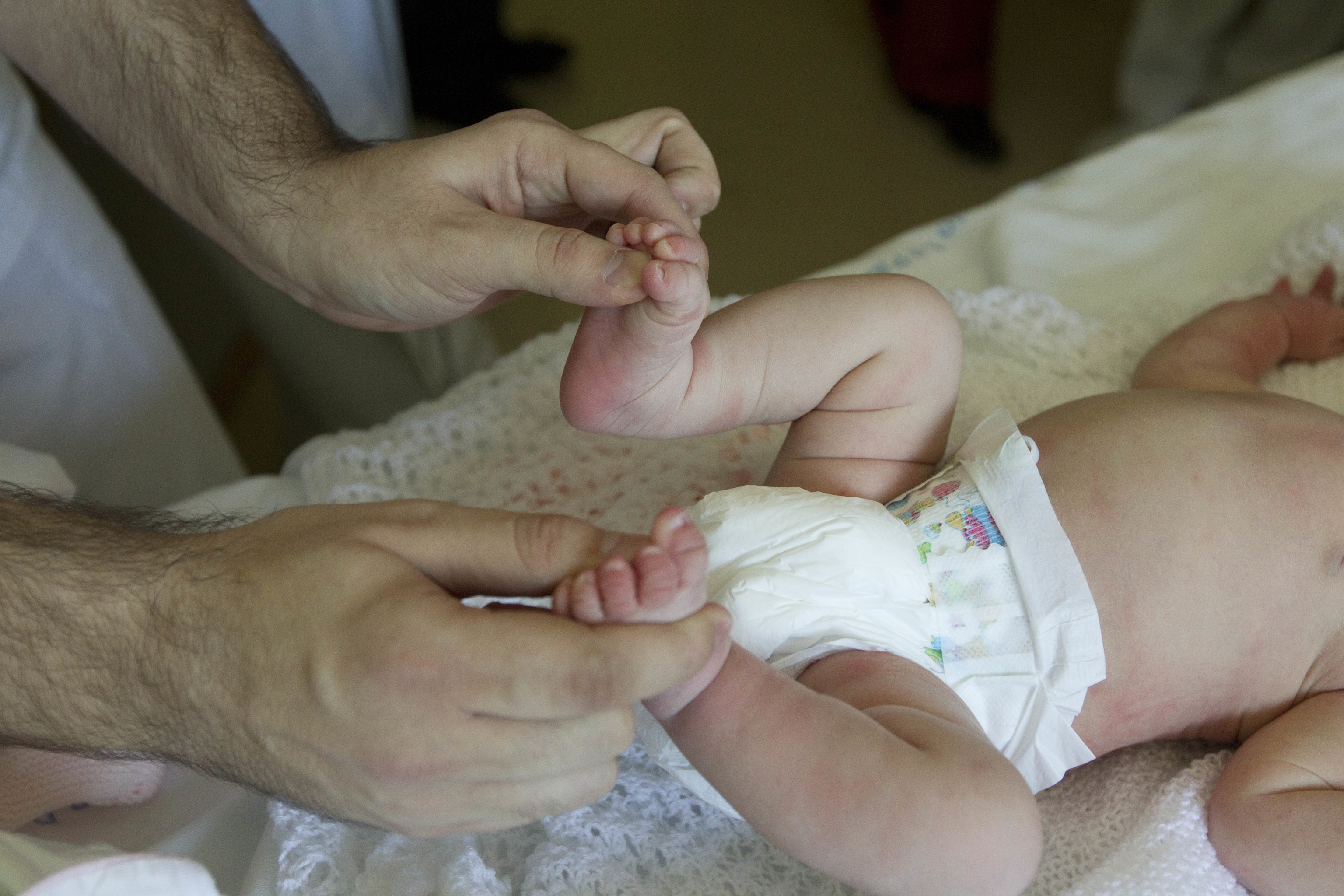 Un sanitario examina a un beb recin nacido.