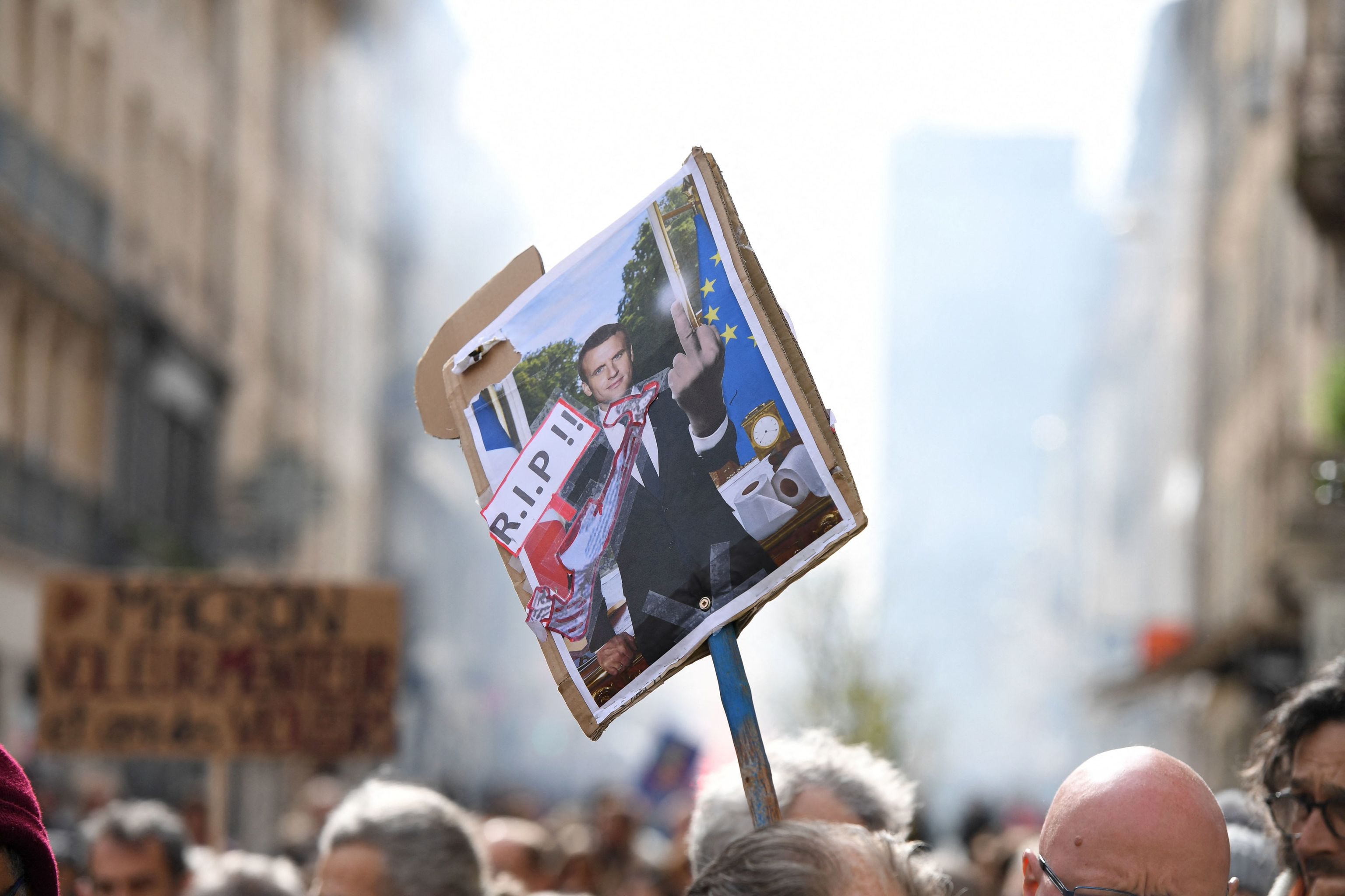 Un manifestante alza un retrato de Macron en Pars.