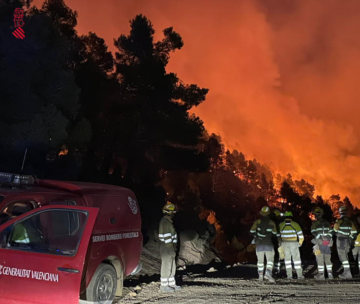 Los bomberos observan impotentes el alcance de las llamas durante la noche.