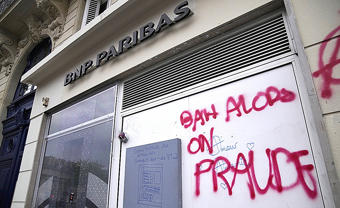 Pintadas en una sucursal de BNP Paribas, ayer en París.