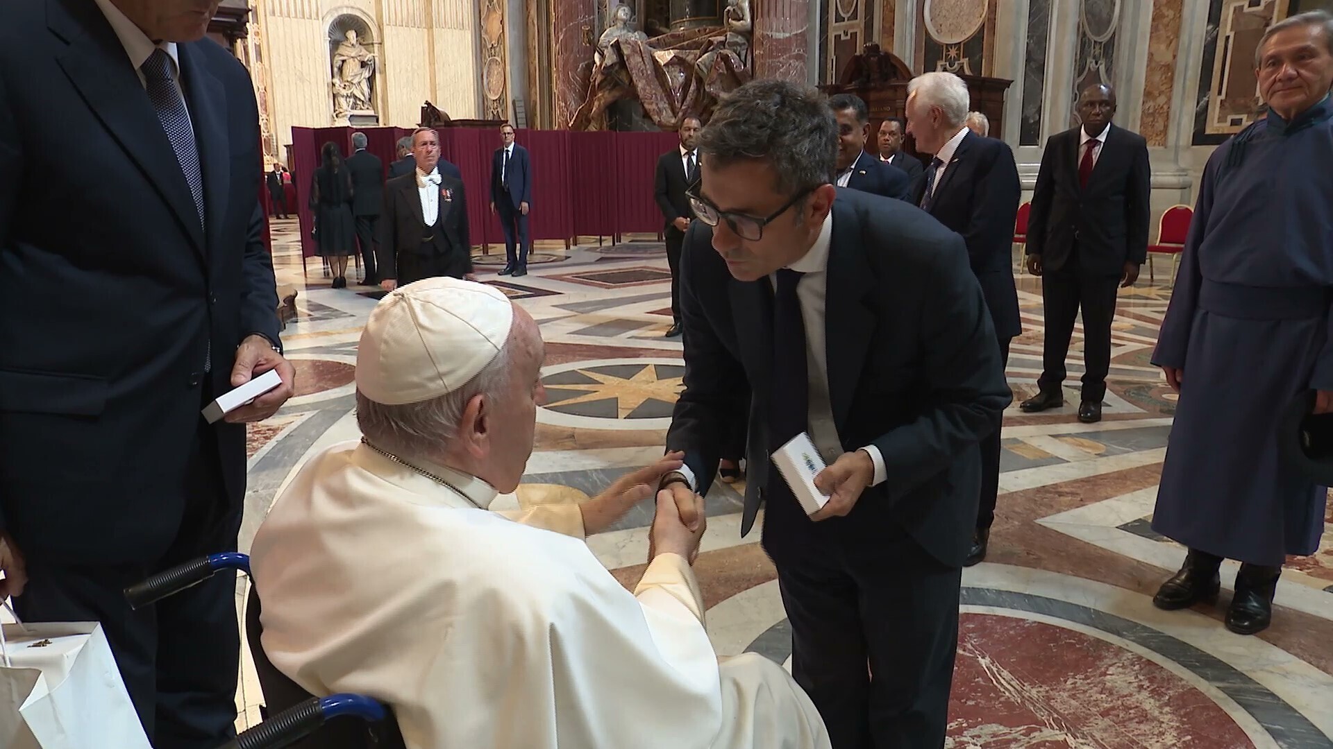 El ministro de Presidencia Félix Bolaños saluda al Papa Francisco el pasado agosto en Roma.