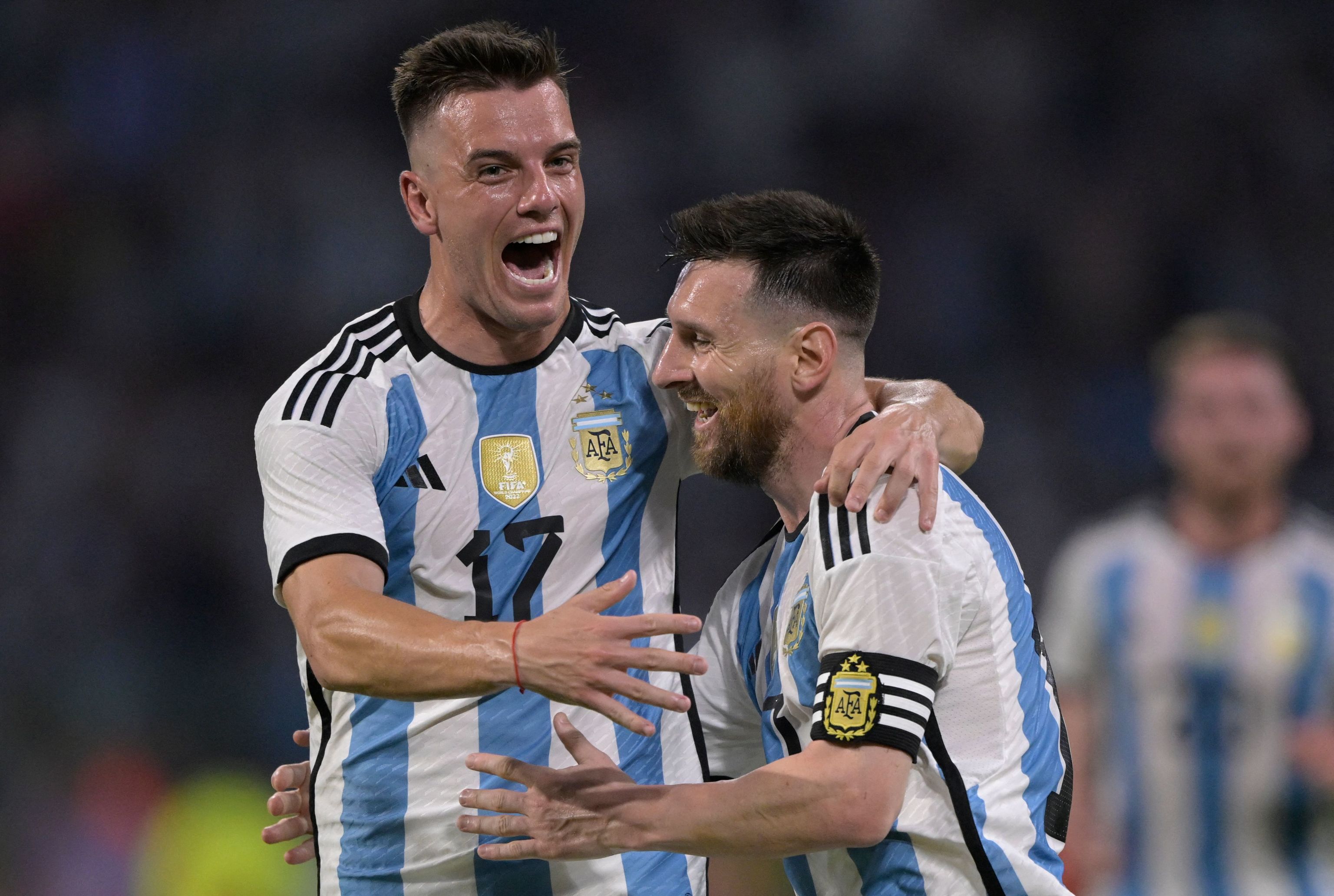 Lo Celso celebra un gol con Leo Messi.