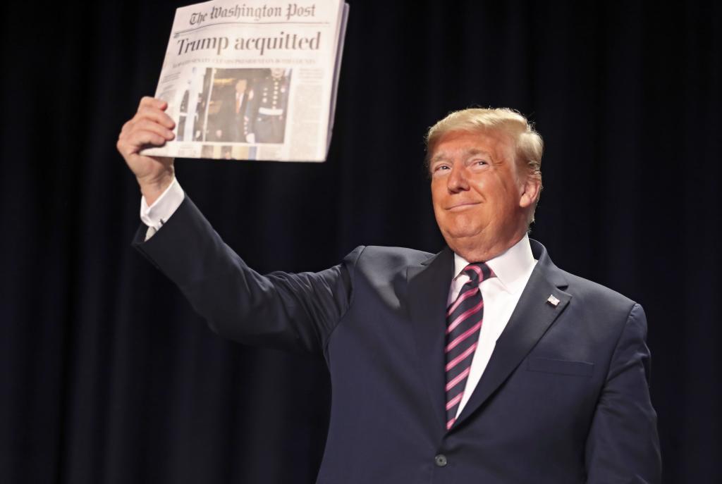 Donald Trump sostiene una portada del 'Washington Post' con el ttular: "Trump admitido", en enero de 2020