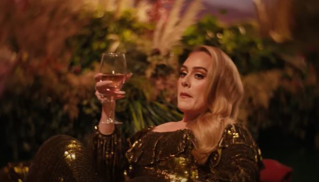 Adele, en un fotograma del vdeo 'I drink wine', con una copa en la mano.