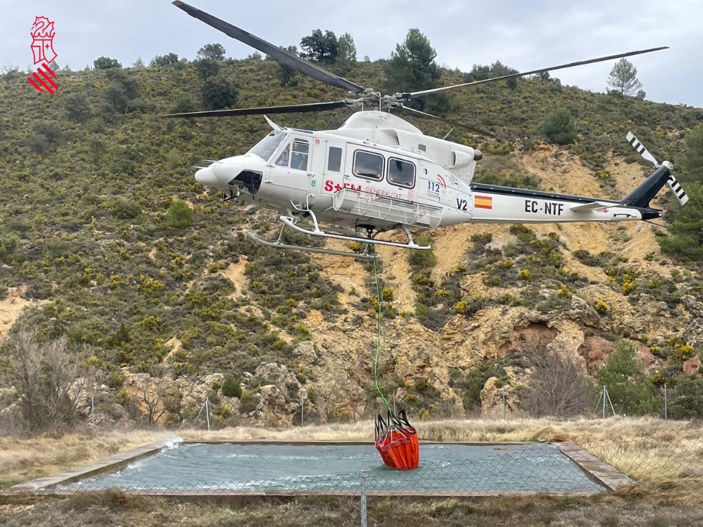 Helicóptero de extinción de incendios, durante las labores en el fuego que azota el interior de Castellón y Teruel, este mes de marzo.