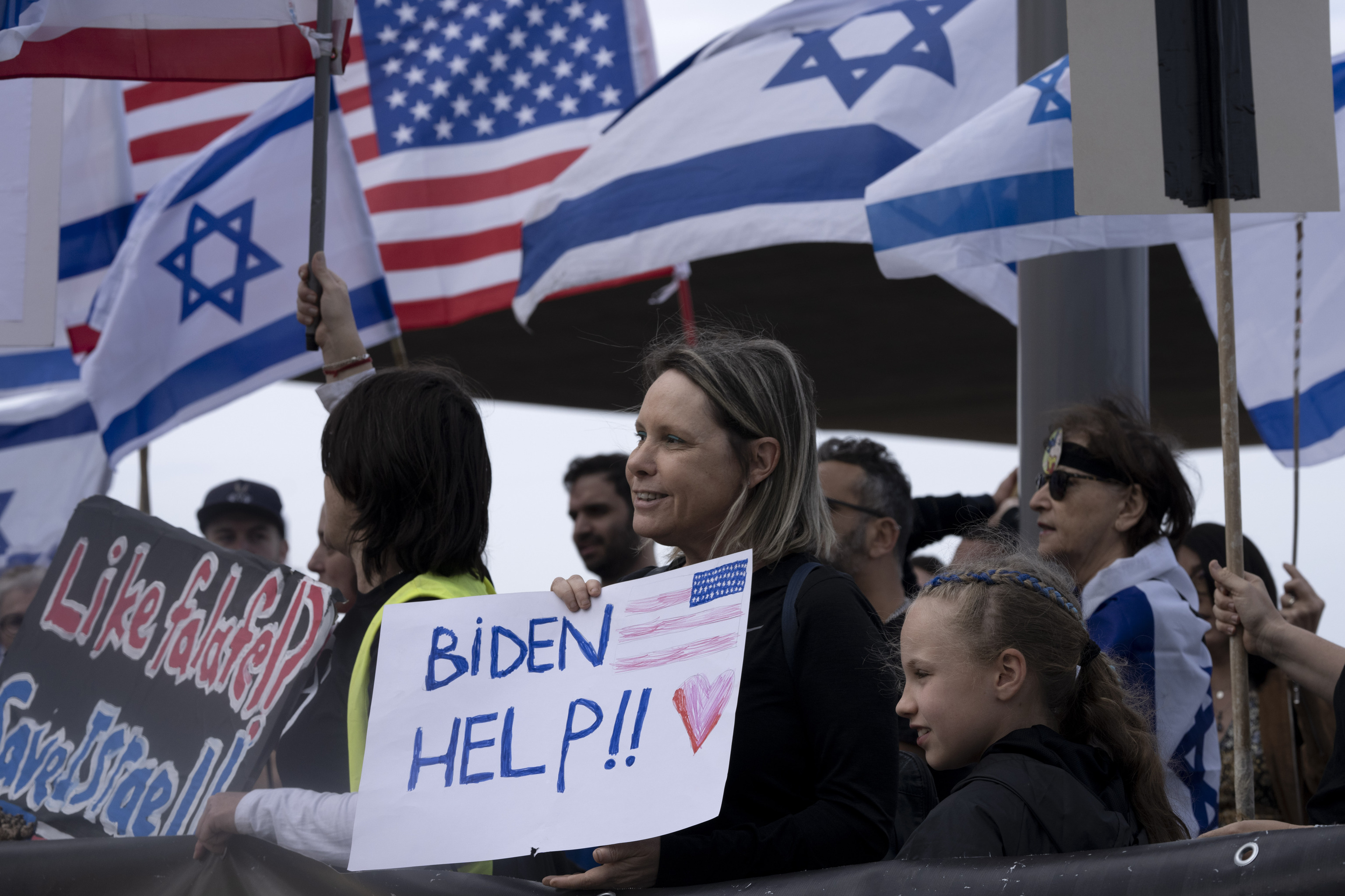 Israelíes piden ayuda a Biden en la embajada de EEUU en Tel Aviv.