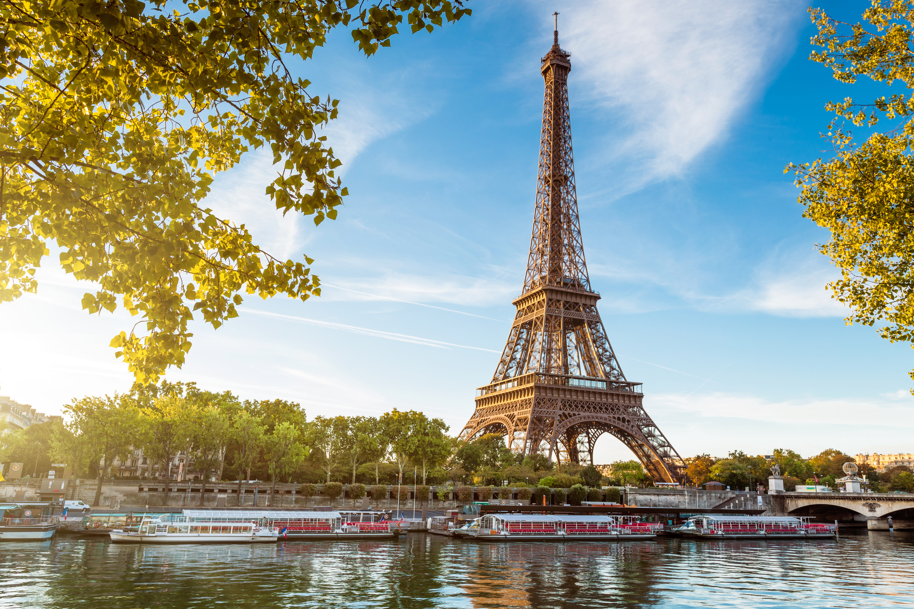 La Torre Eiffel, desde el Sena.