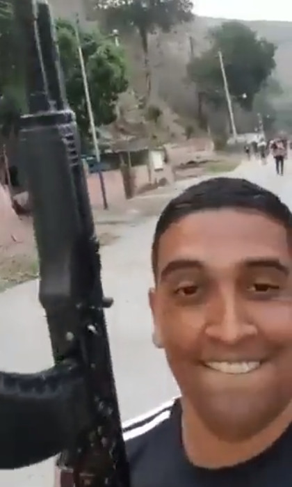 Carlos Gmez, 'El Conejo', sostiene un arma de guerra, en una imagen de sus redes sociales.