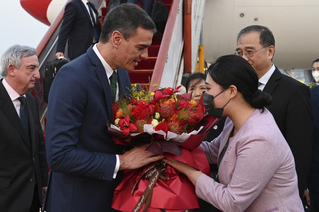Pedro Sánchez recibido por las autoridades chinas a su llegada a Pekín.