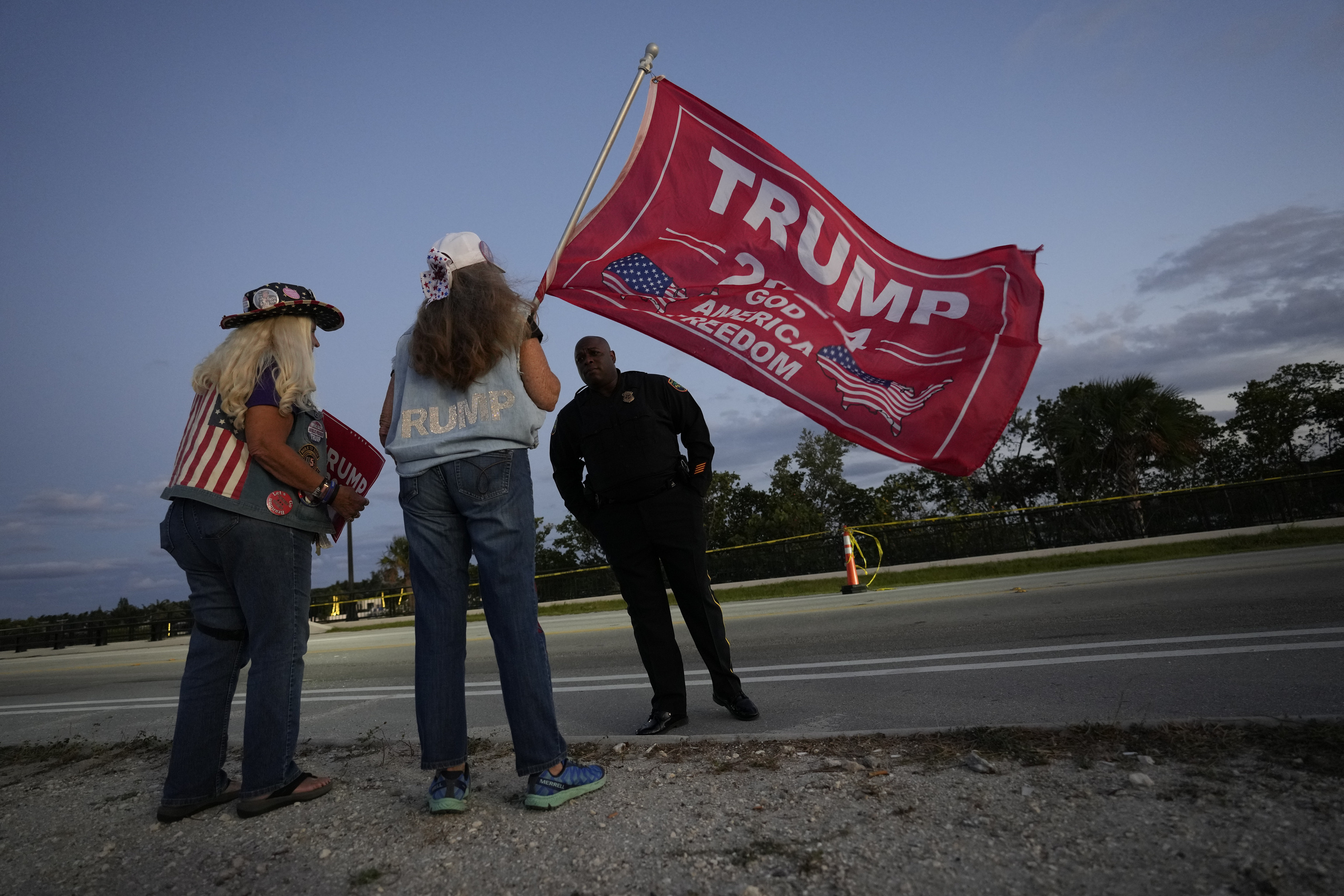 Seguidoras de Trump protestan contra su imputación.