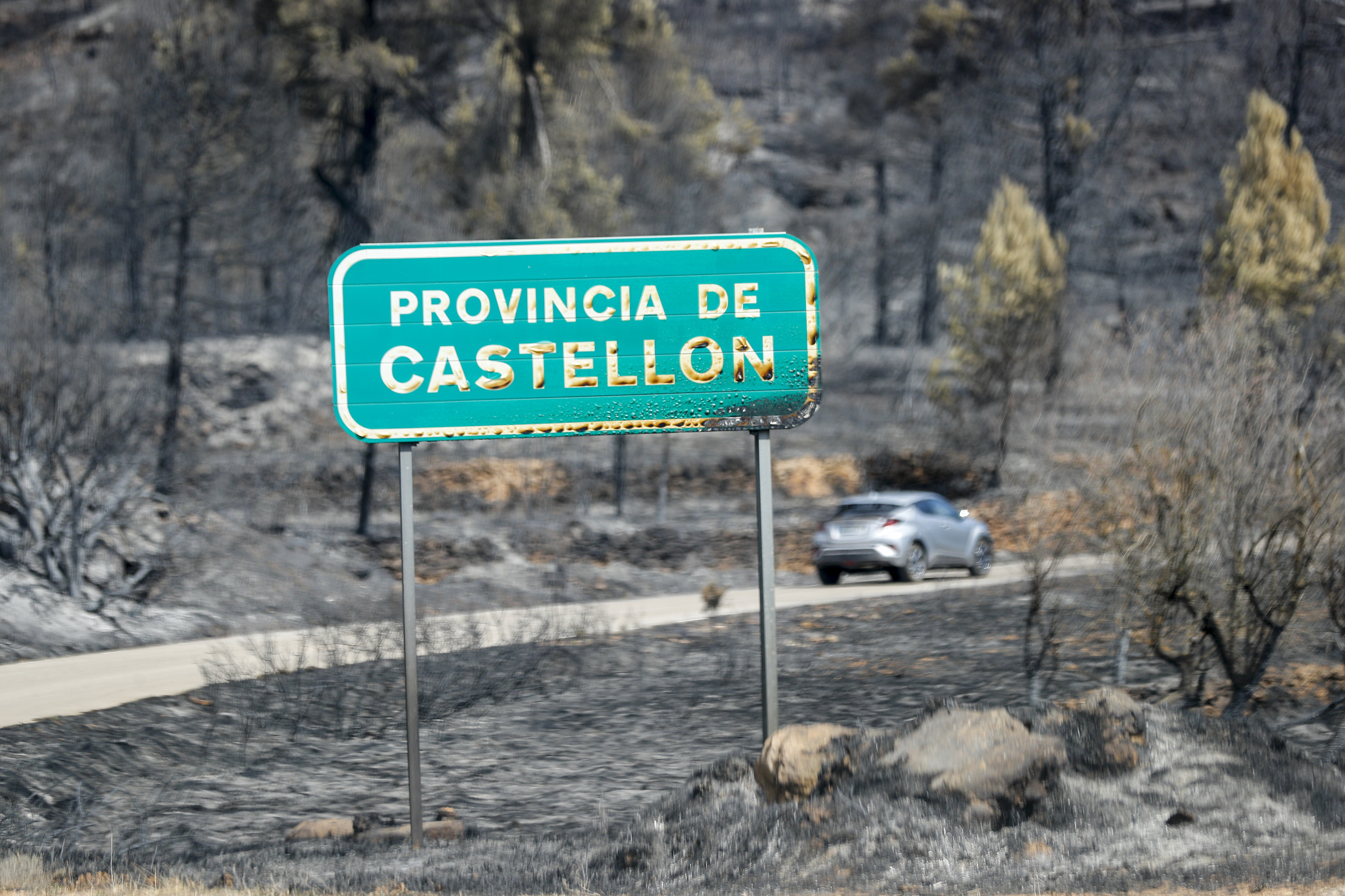 Desolación y cenizas encuentran en su camino de vuelta de a casa los vecinos desalojados por el incendio de Castellón.