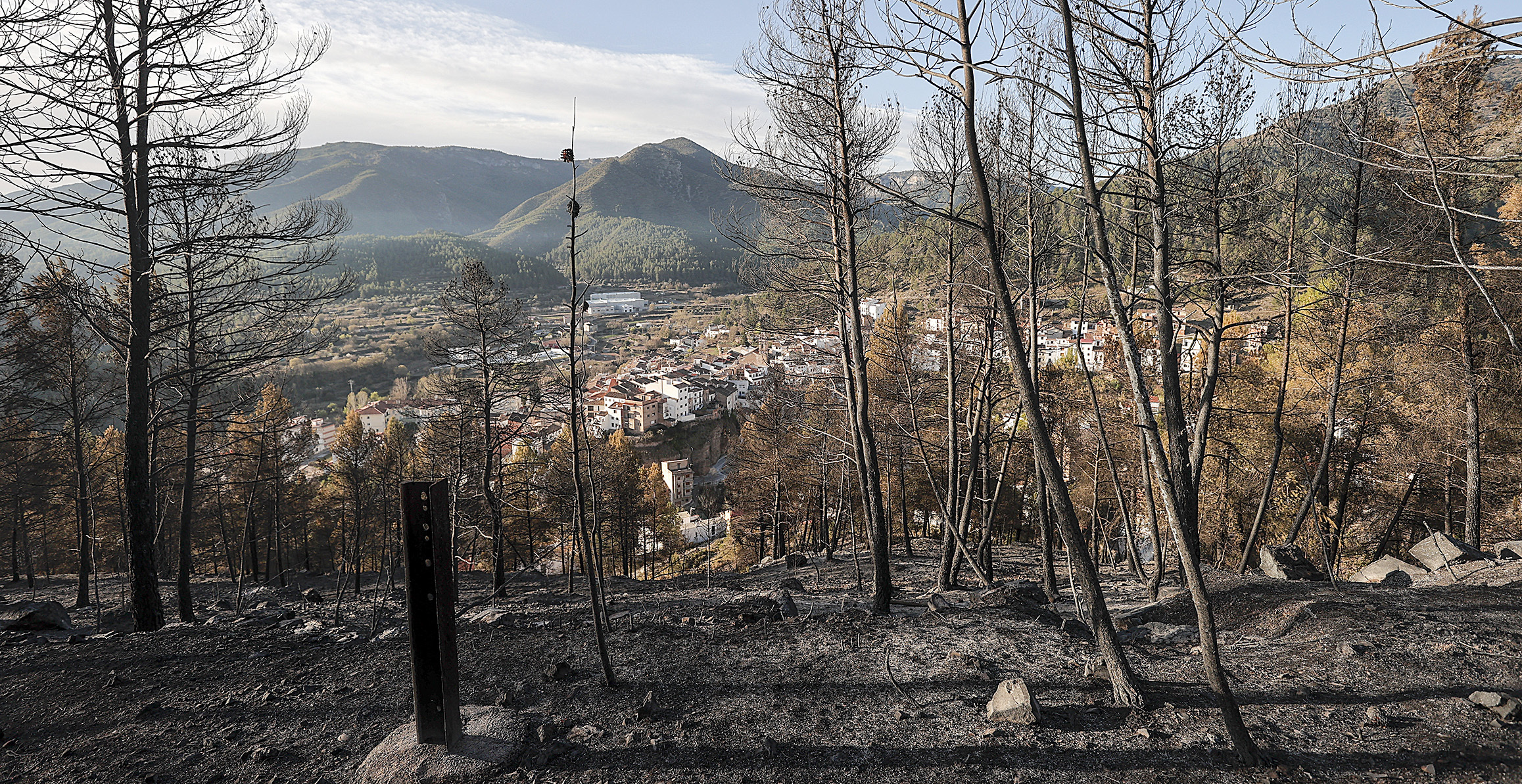 Panorámica del municipio de Montán, este jueves, desde una ladera totalmente calcinada por el fuego.