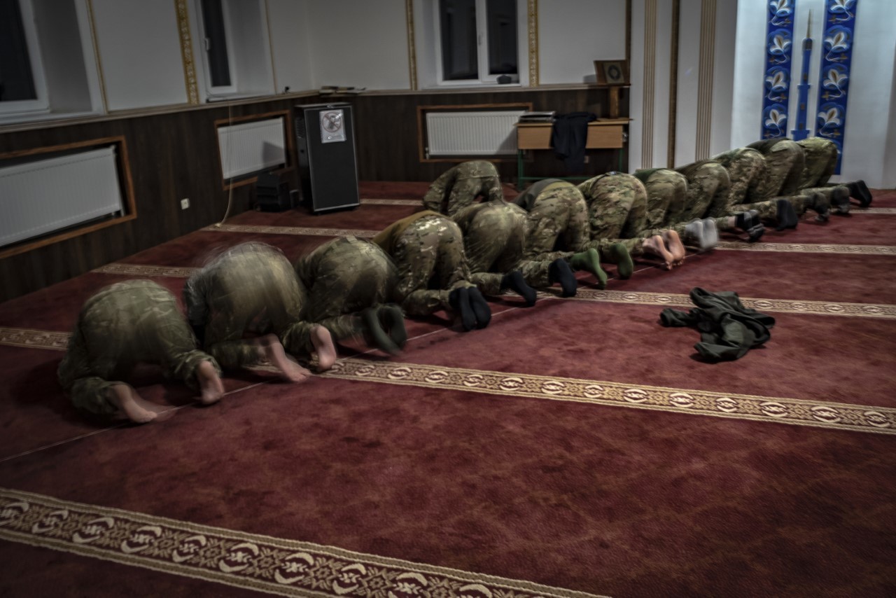Soldados musulmanes rezan antes de romper el ayuno durante el Ramadán.