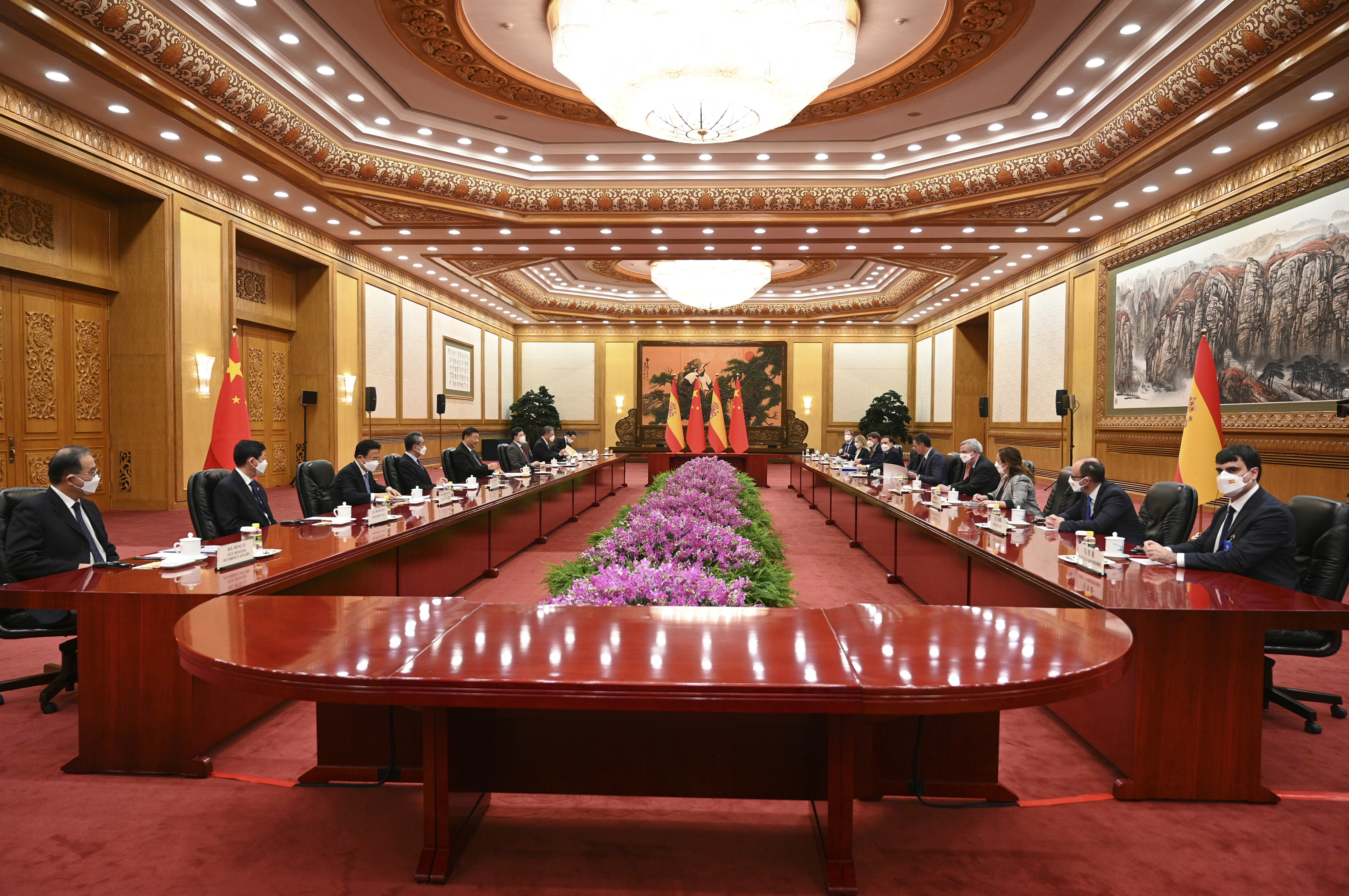 La reunión de Sánchez y Xi con sus respectivas delegaciones en el Gran Palacio del Pueblo.