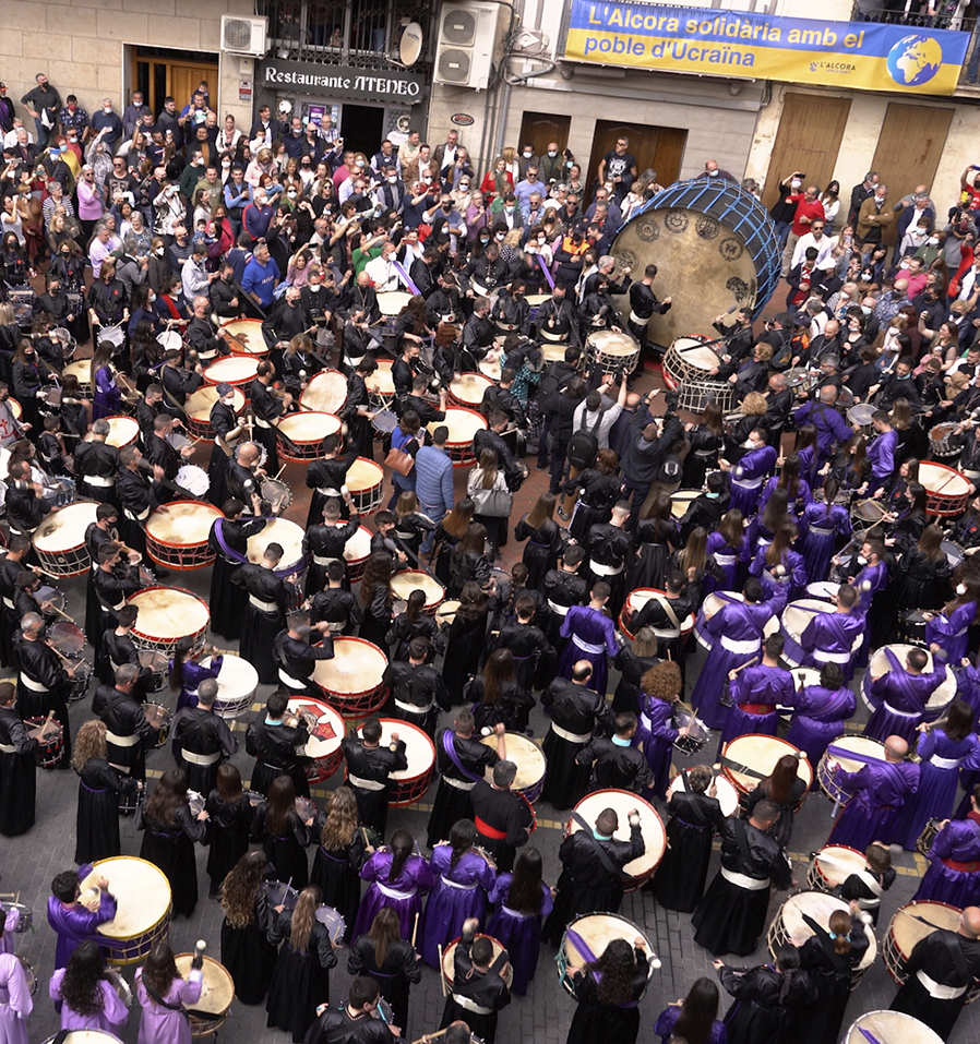 Entre los actos de la Semana Santa, l'Alcora acoge la Rompida de la Hora, un evento que atrae todos los aos a miles de personas a la plaza de Espaa.