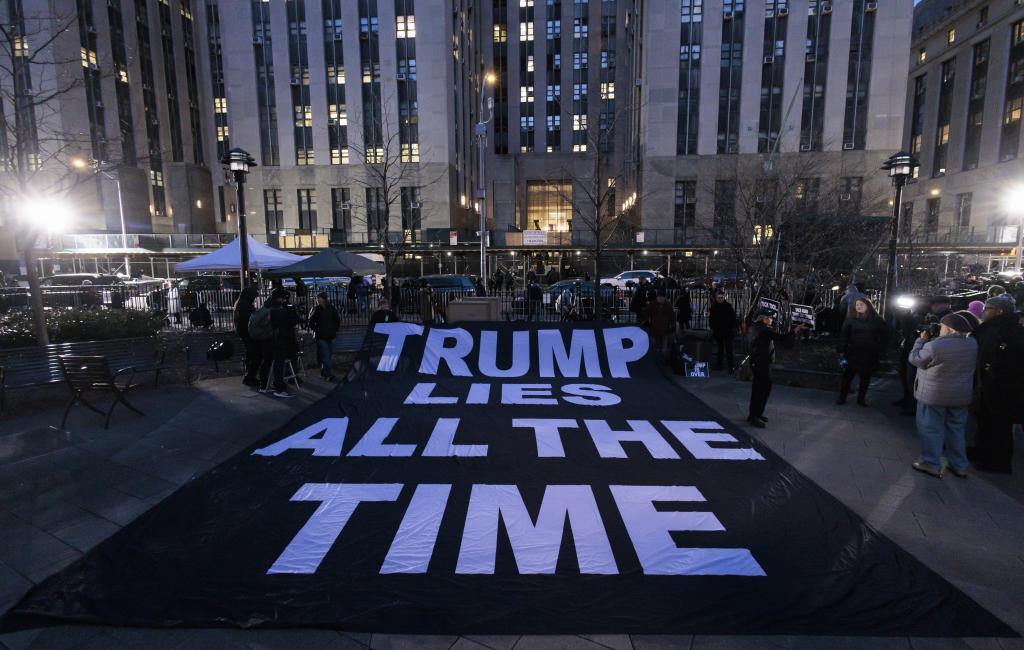 Cartel desplegado frente al edificio de la Corte Penal de Nueva York, que dice "Trump miente todo el tiempo".