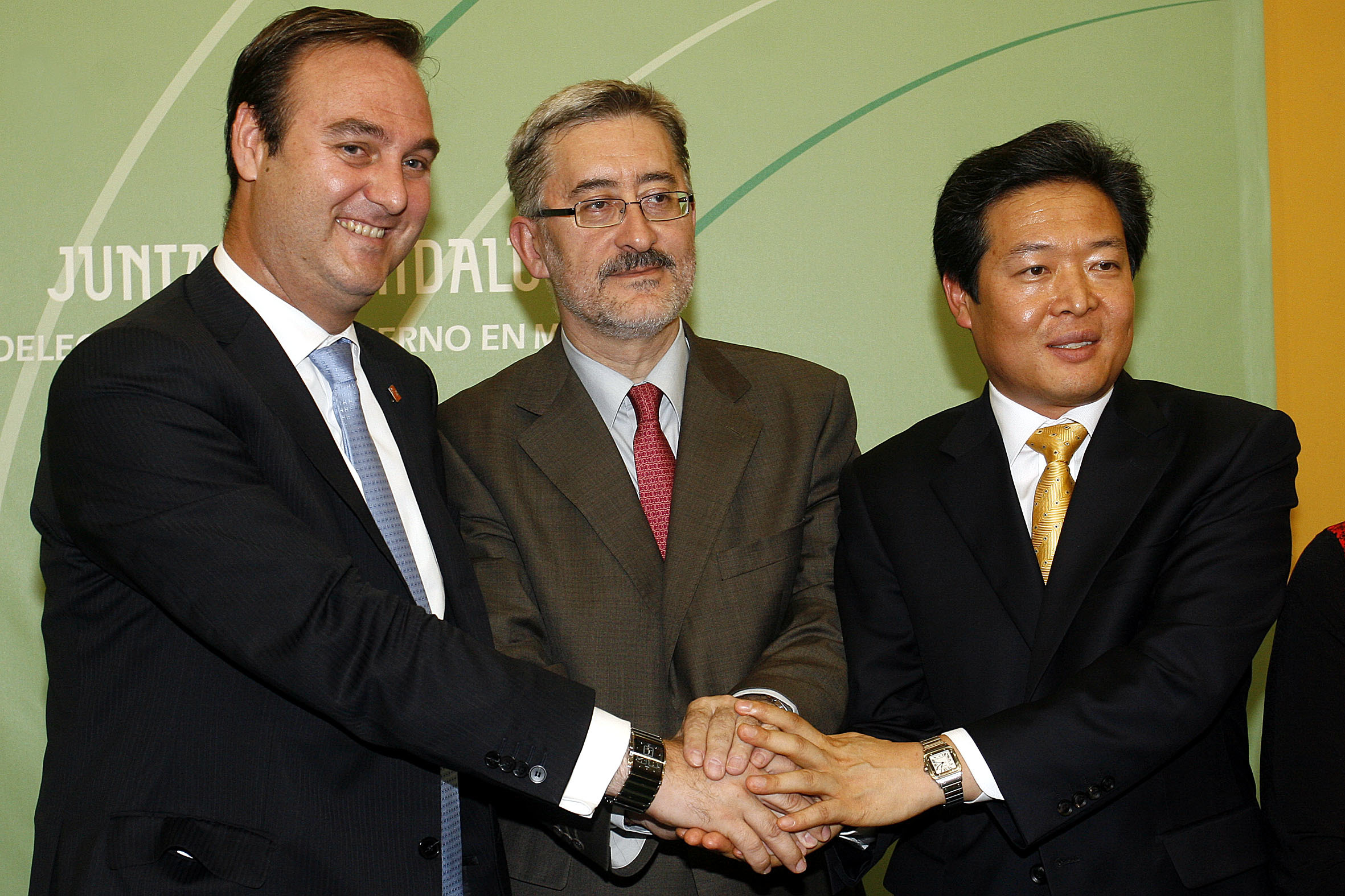 El ex consejero Antonio Ávila, con Ángel Luis Serrano, de Affirma, y Lee Jae Hwan, de Top Tech, tras cerrarse la compra de Isofotón.