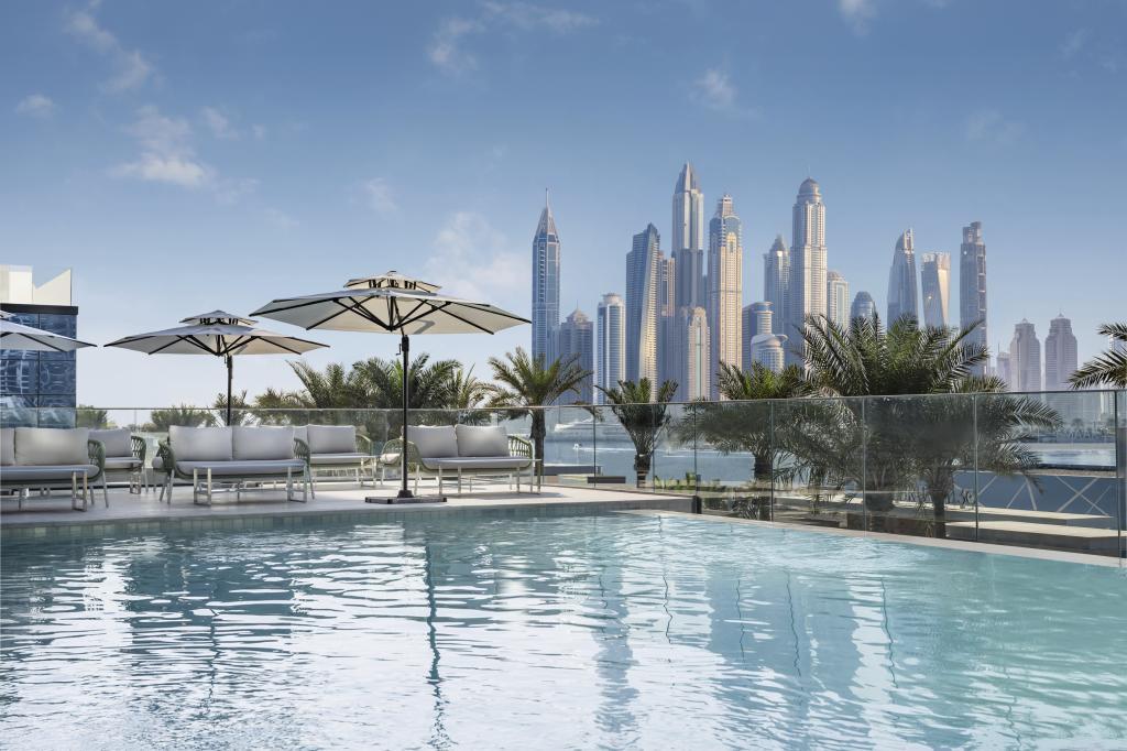 Piscina con vistas al 'skyline' de Dubai.