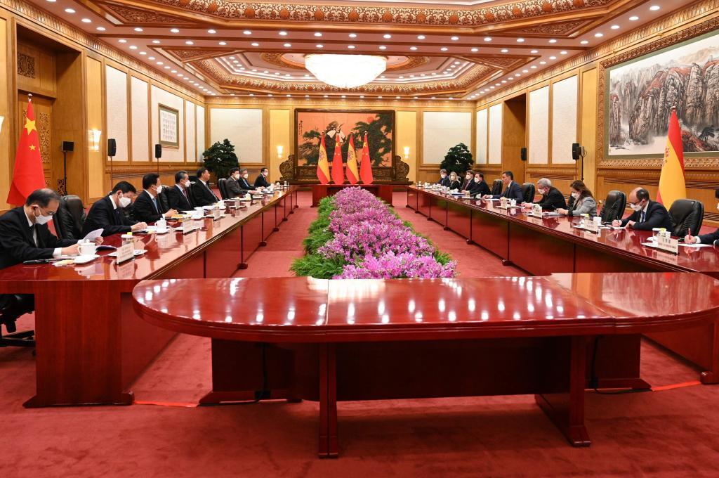 Reunión de las delegaciones española y china en el Palacio del Pueblo de Pekín.