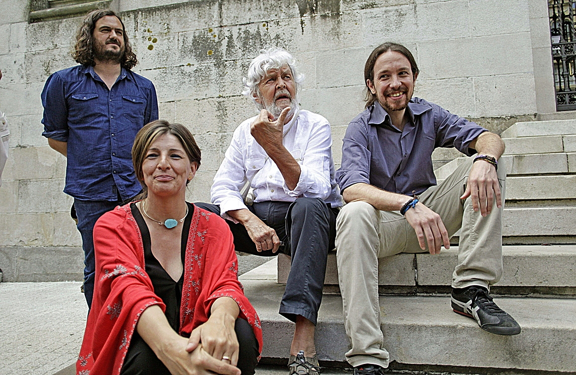 Yolanda Díaz, en julio de 2015, con Pablo Iglesias (dcha.), Xosé Manuel Beiras y Antón Sánchez (izda.).
