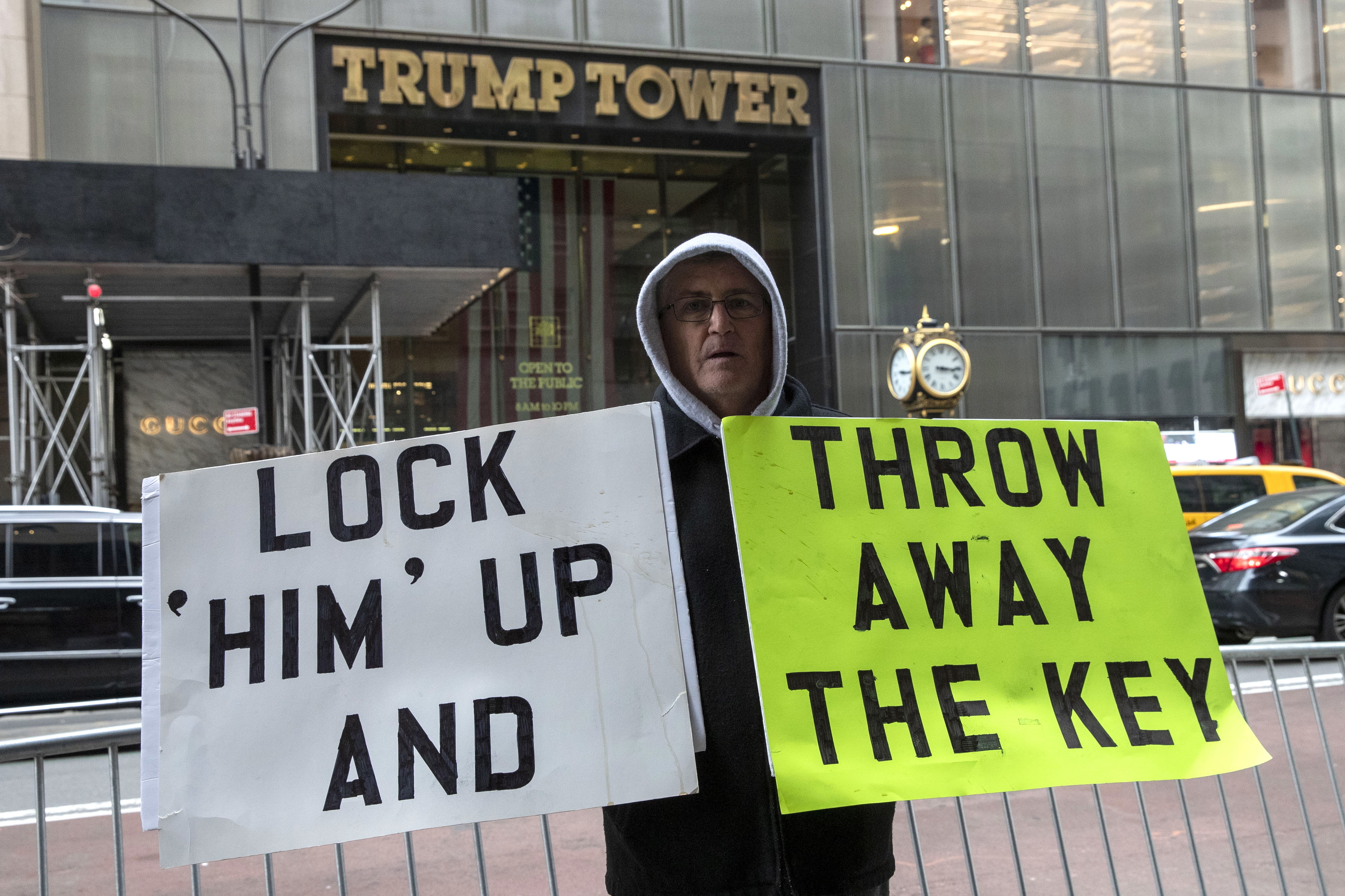 Un detractor de Trump, frente a la Torre Trump en Nueva York.