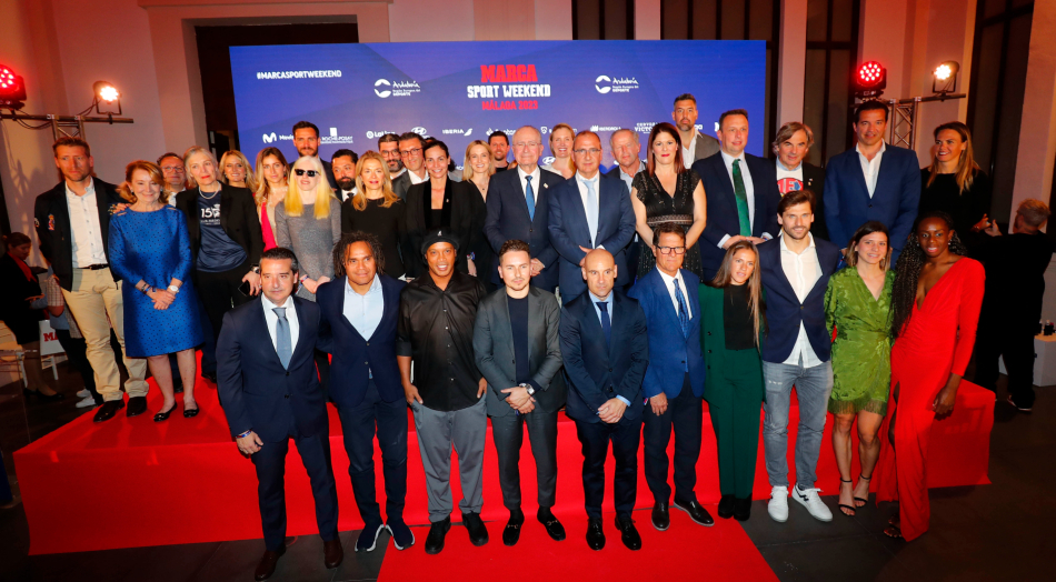 Foto de familia de la gala de inauguración de MARCA Sport Weekend con los deportistas,
personalidades y la directiva de Unidad Editorial