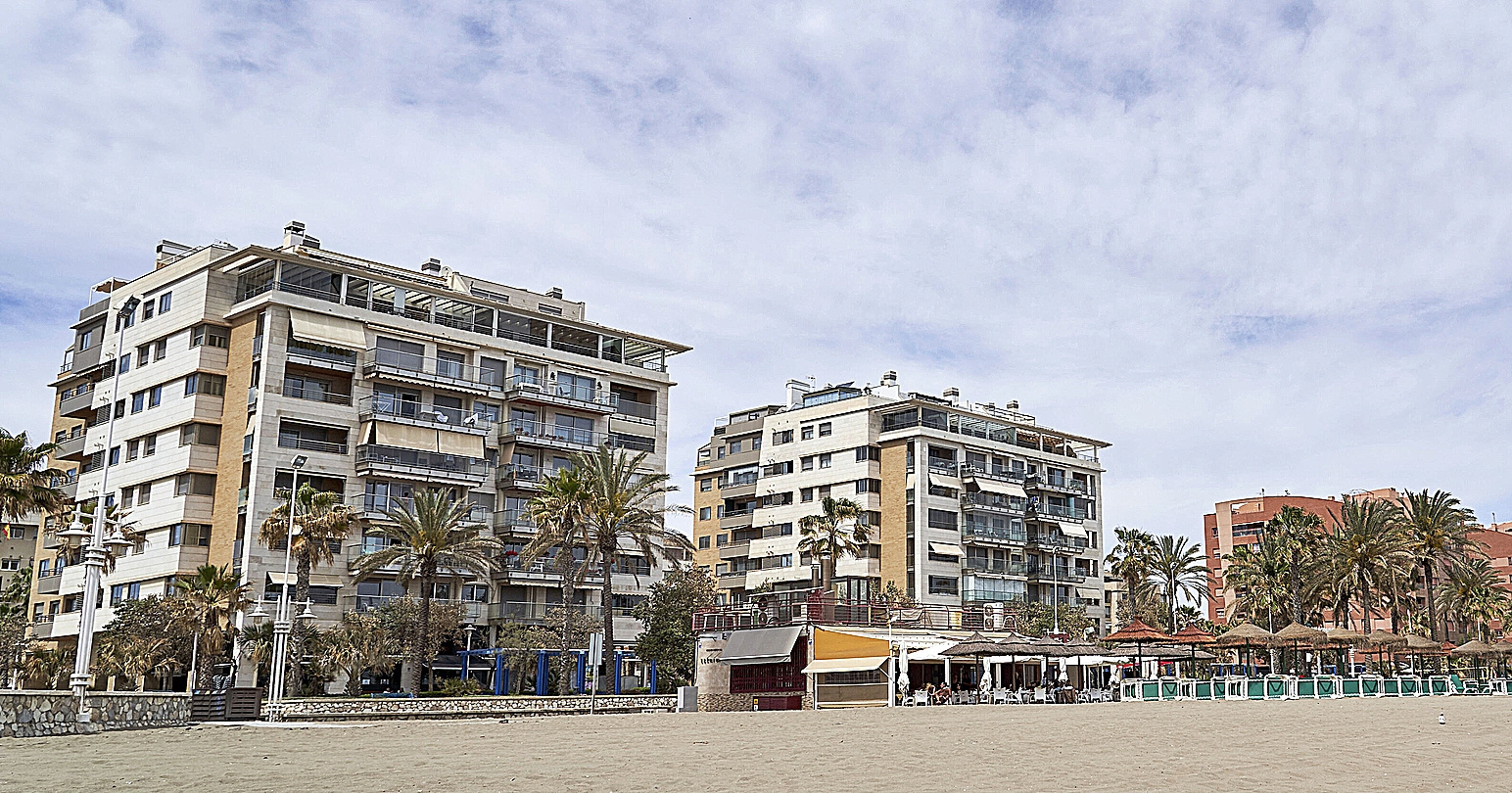 Edificios de nueva construcción y con calidades de lujo en la urbanización donde Gámez y su marido tienen un ático con vistas al mar.