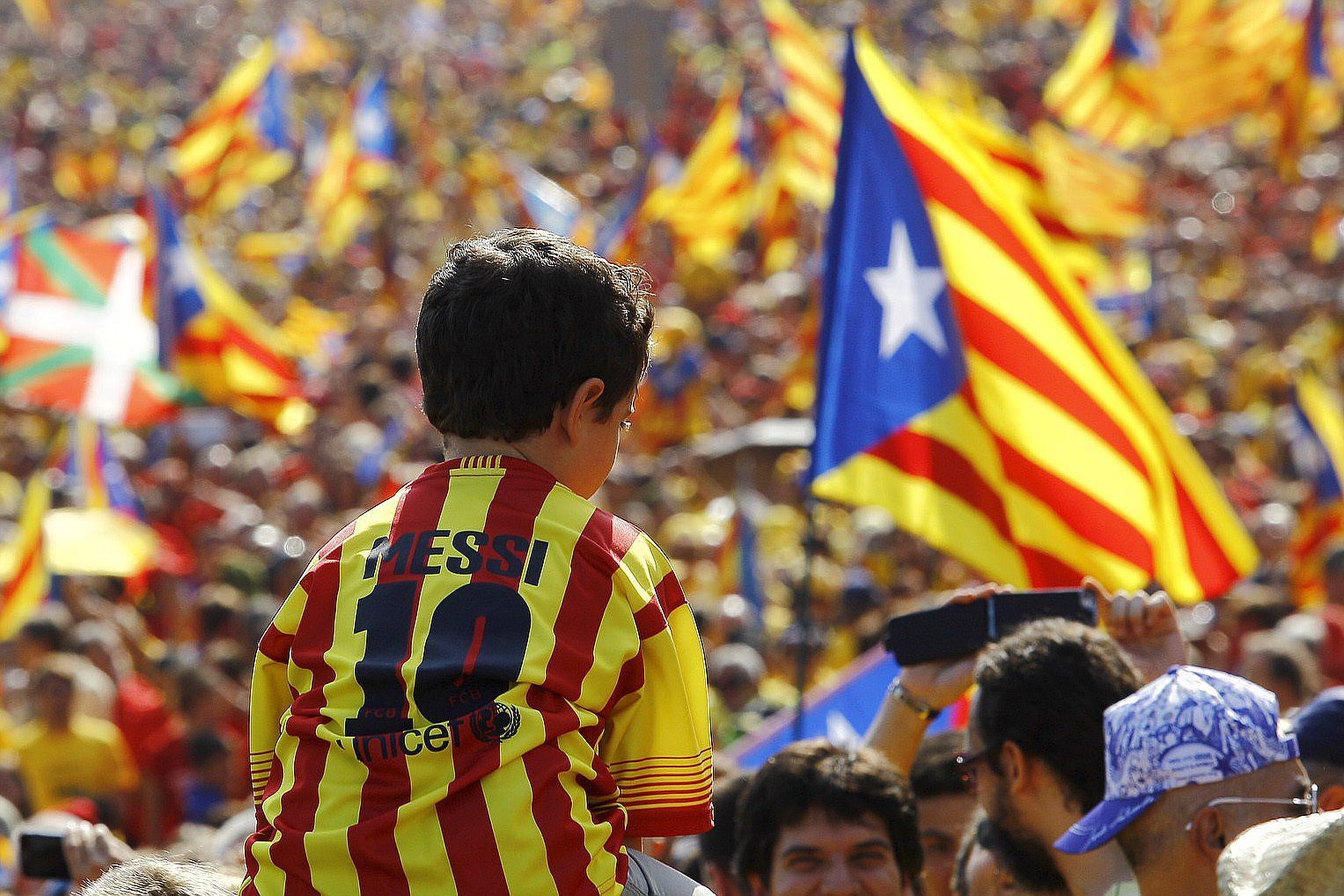 Un nio viste la camiseta de Messi en una manifestacin a favor del referndum.