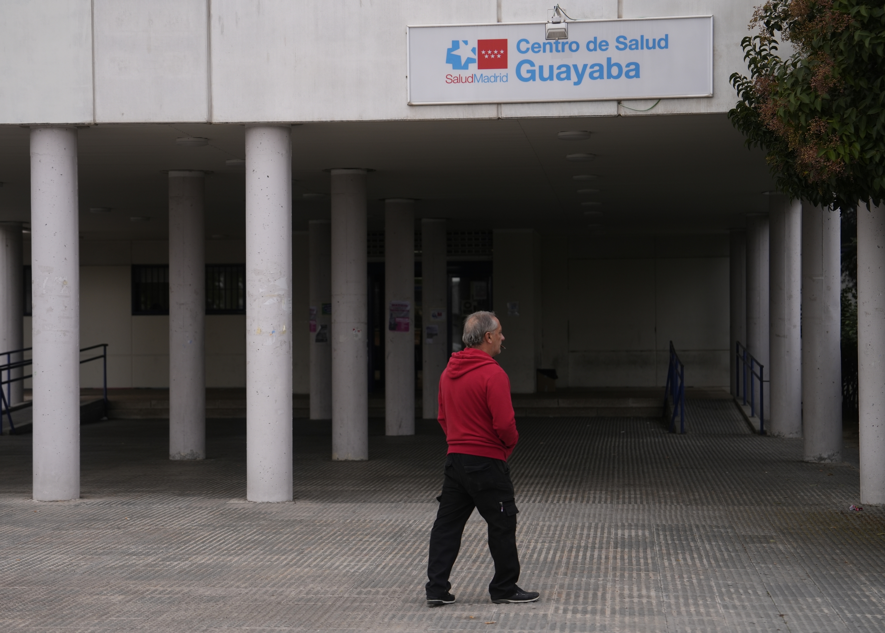 Un hombre ante un centro de salud en Madrid.