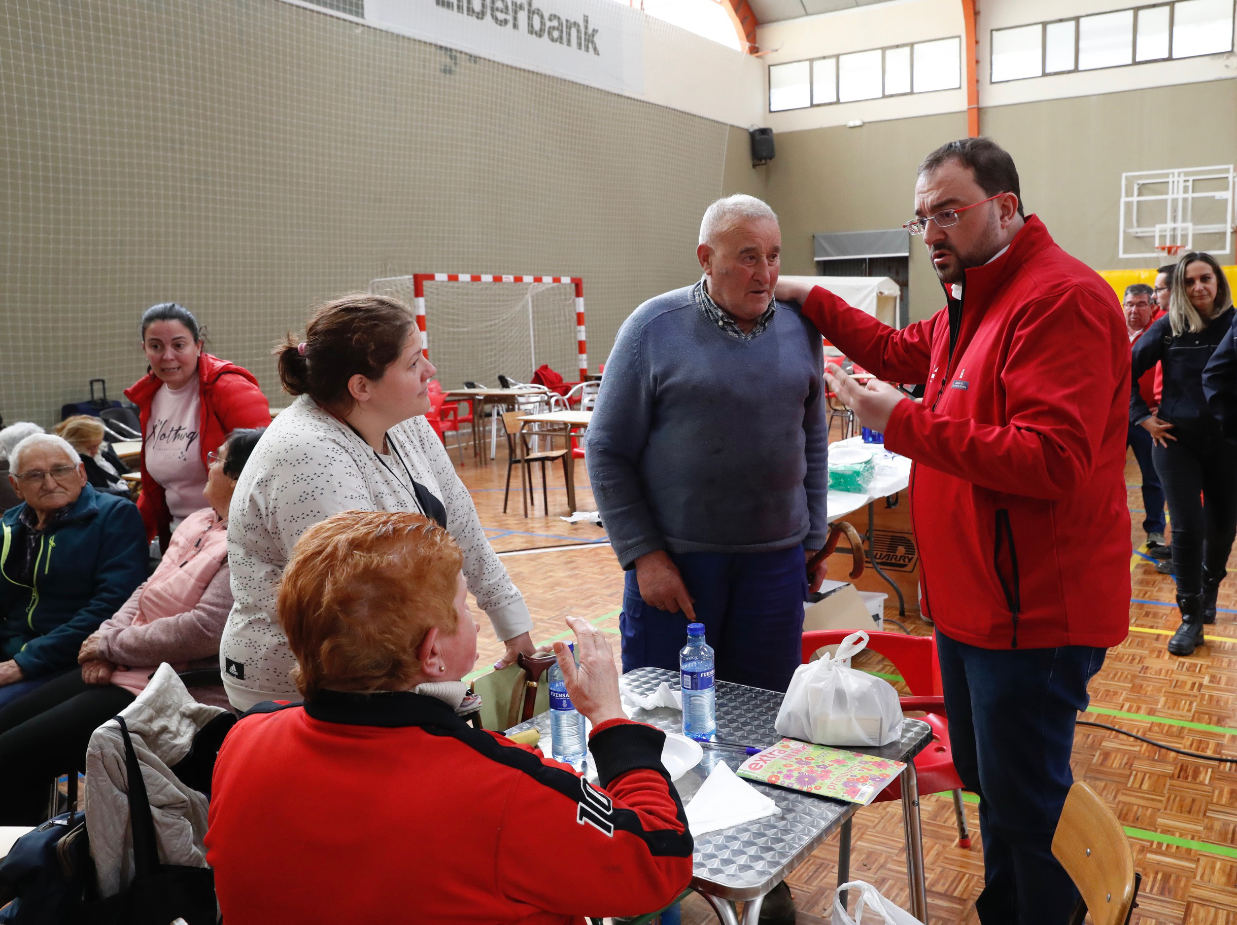 The president of Asturias, Adrian Barbn, visits the residents of Luarca evicted by the fire in a sports center.