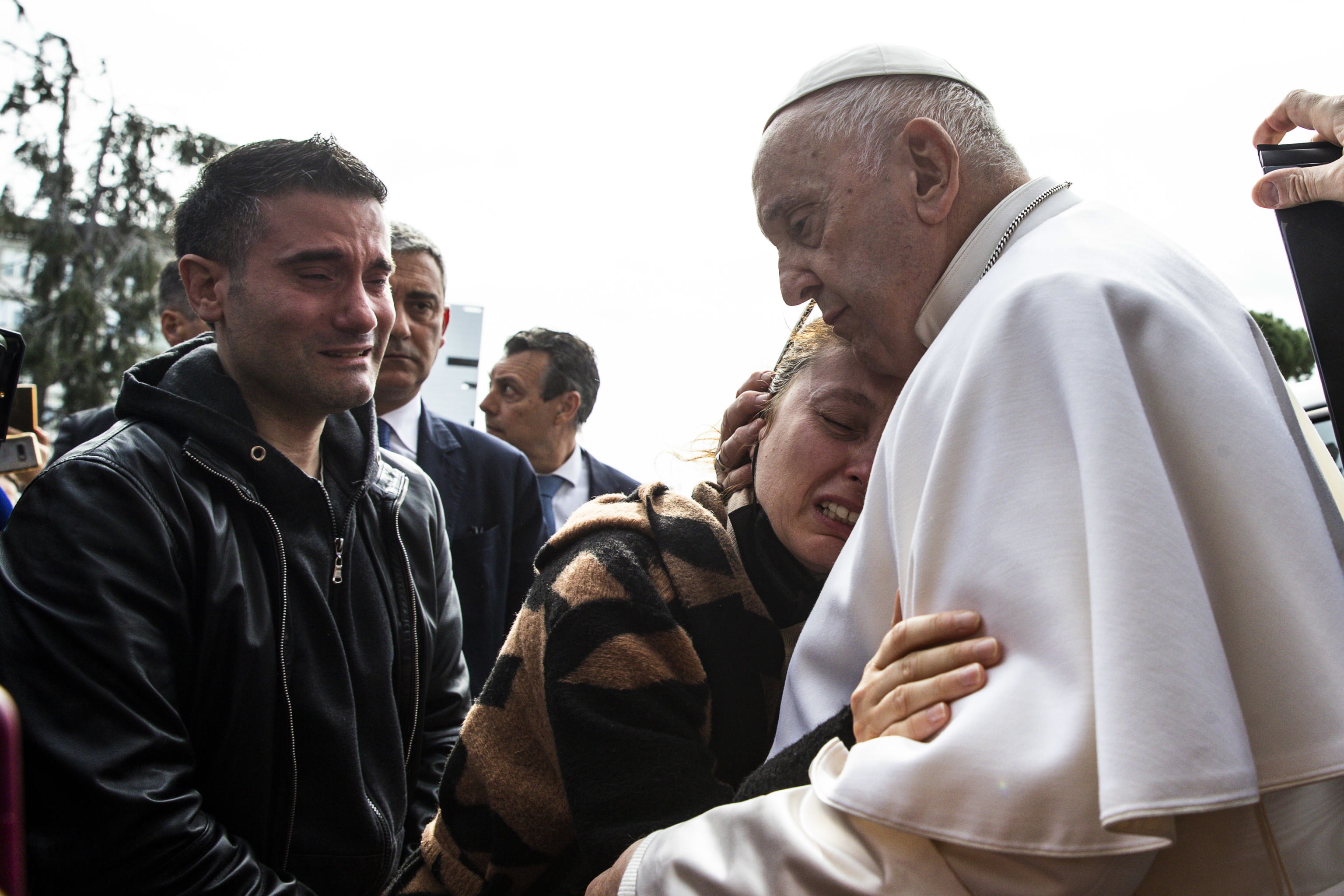 El Papa con unos fieles a la salida del hospital.