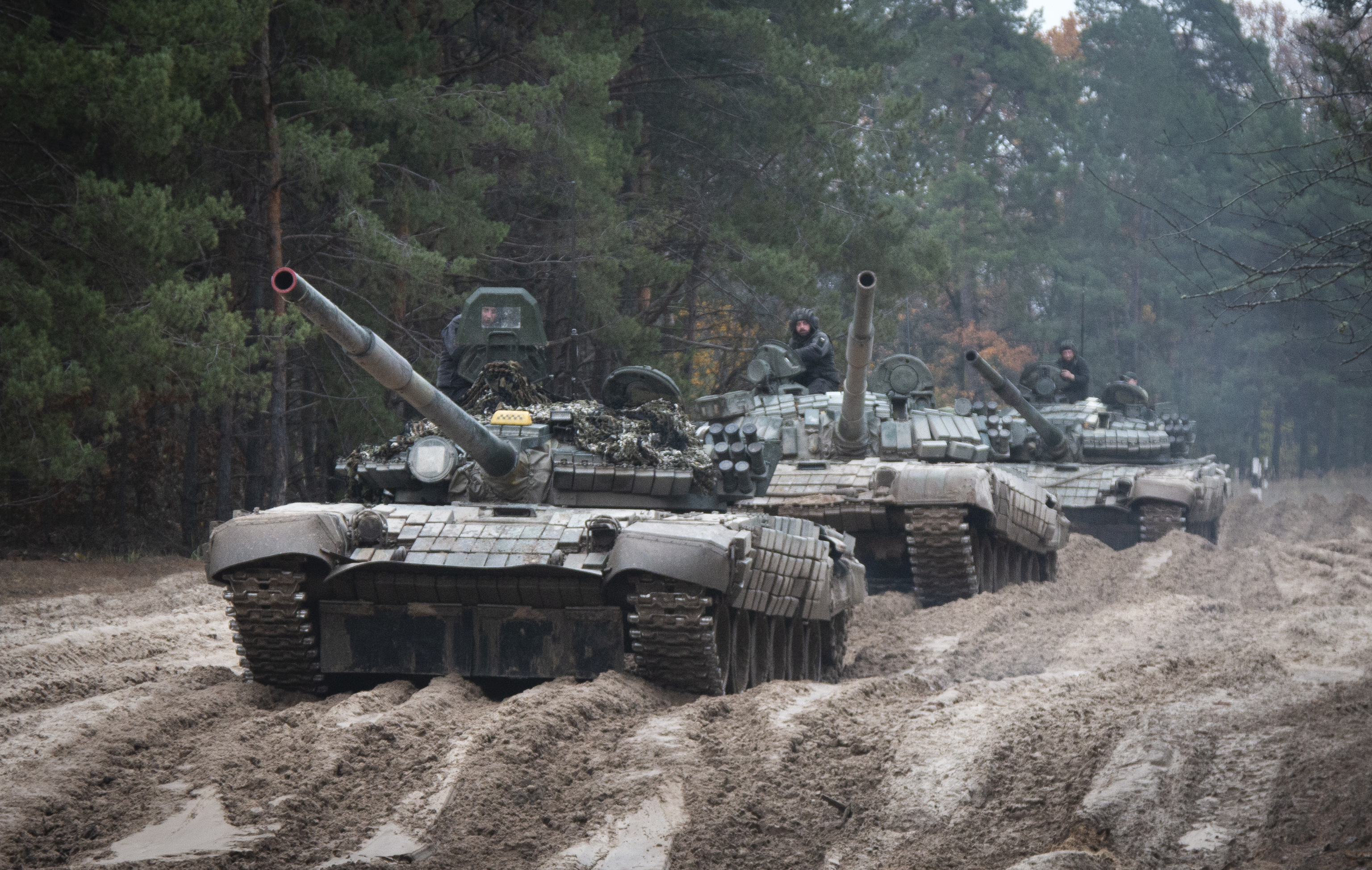 Soldados ucranianos sobre tanques rusos.
