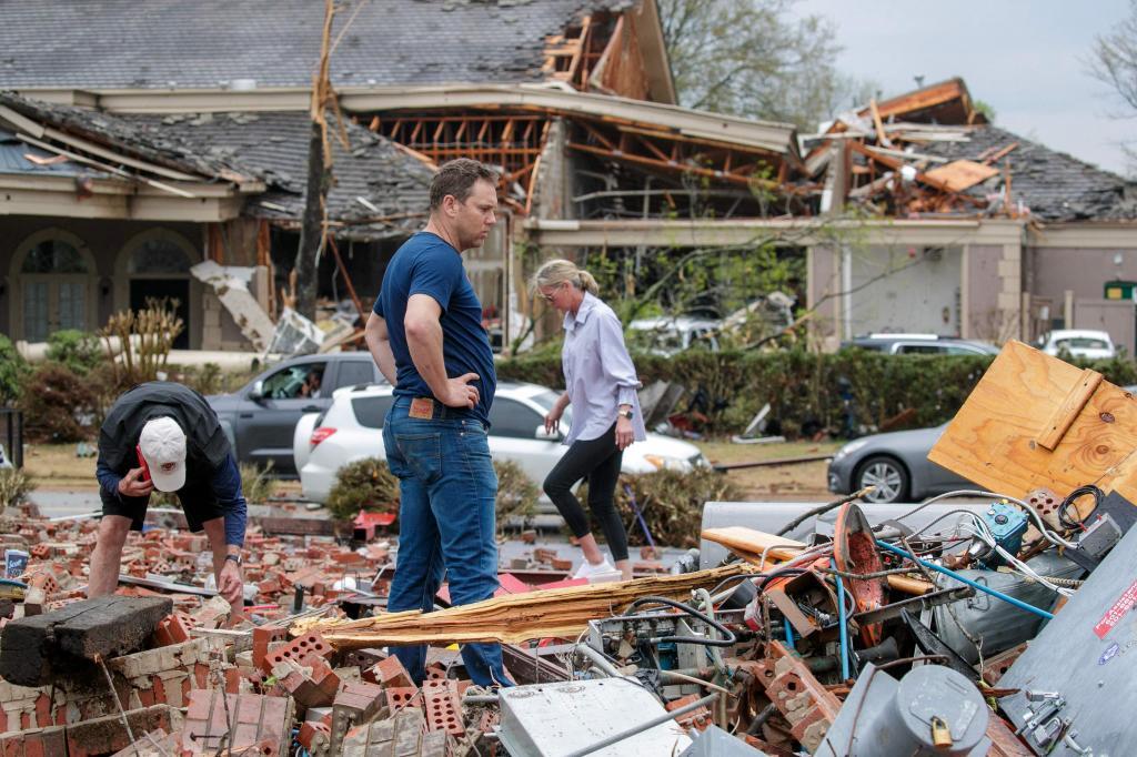 Una familia busca entre los escombros tras el paso del tornado en Little Rock (Arkansas).