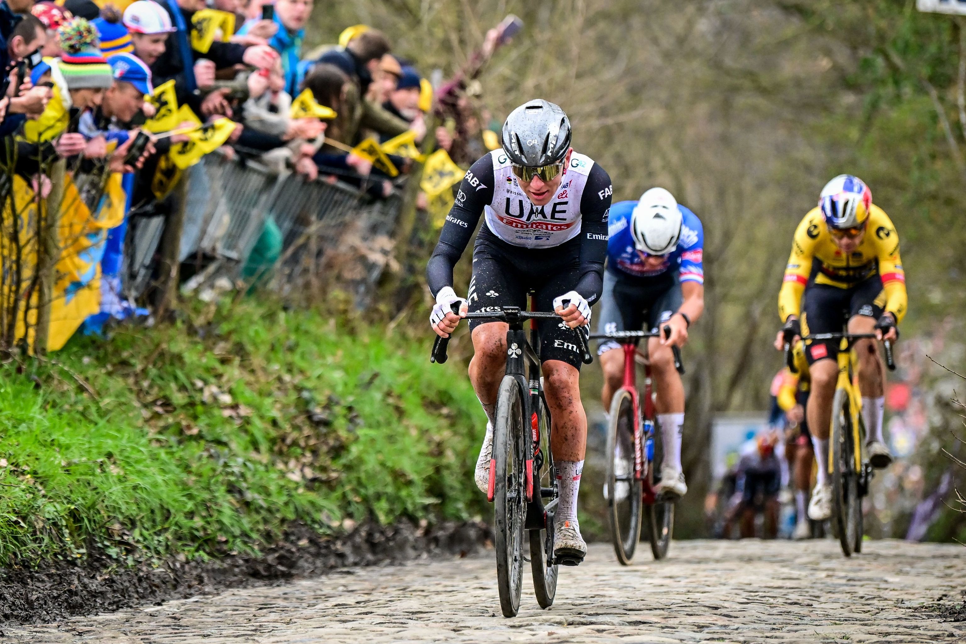 Pogacar, seguido de Van der Poel y Van Aert, en el Tour de Flandes.