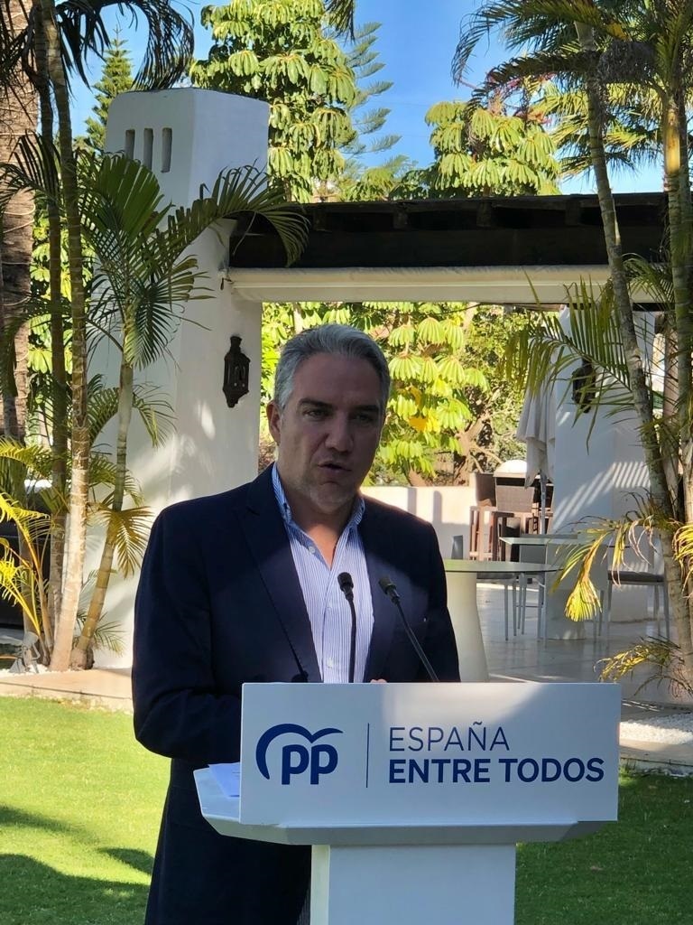 El coordinador general del PP, Elas Bendodo, este domingo en Estepona.