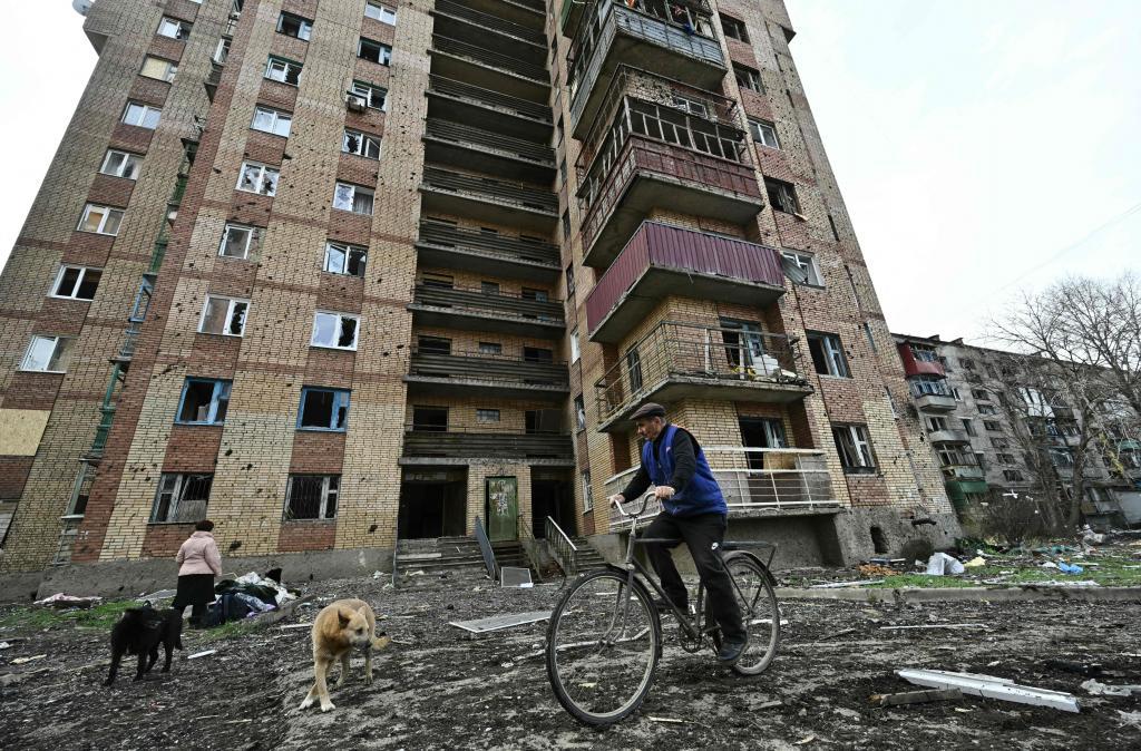 Un hombre pasa junto a un edificio residencial daado tras el impacto de un misil ruso en Kostyantynivka.