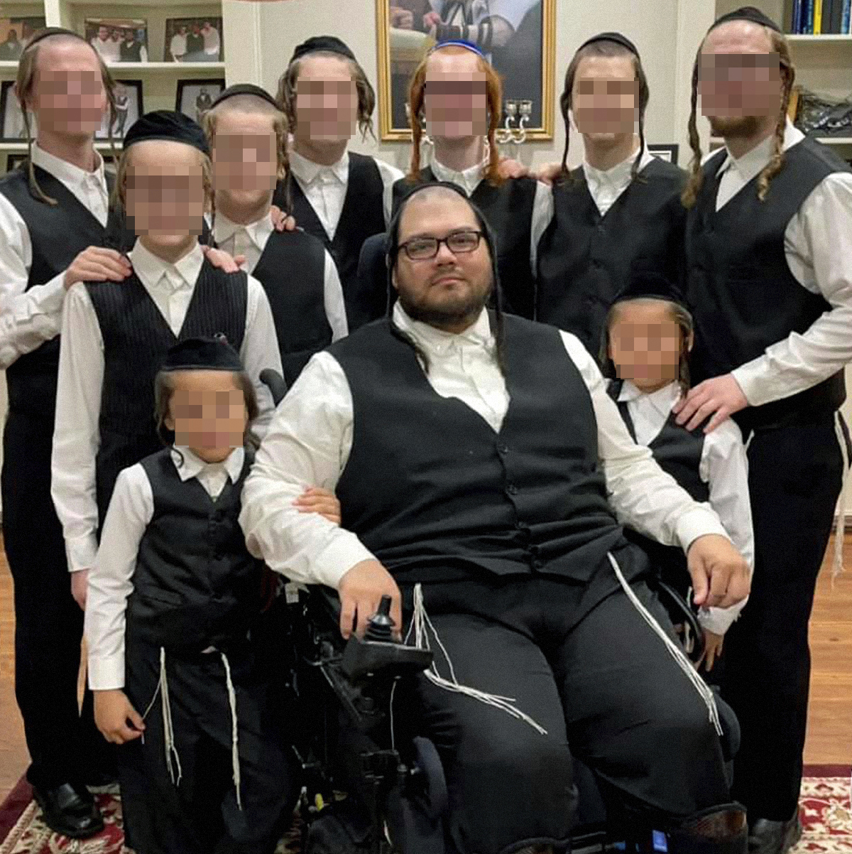 Hayim Cohen, de 38 aos, rodeado de sus nueve hijos, todos adoptados como padre soltero.