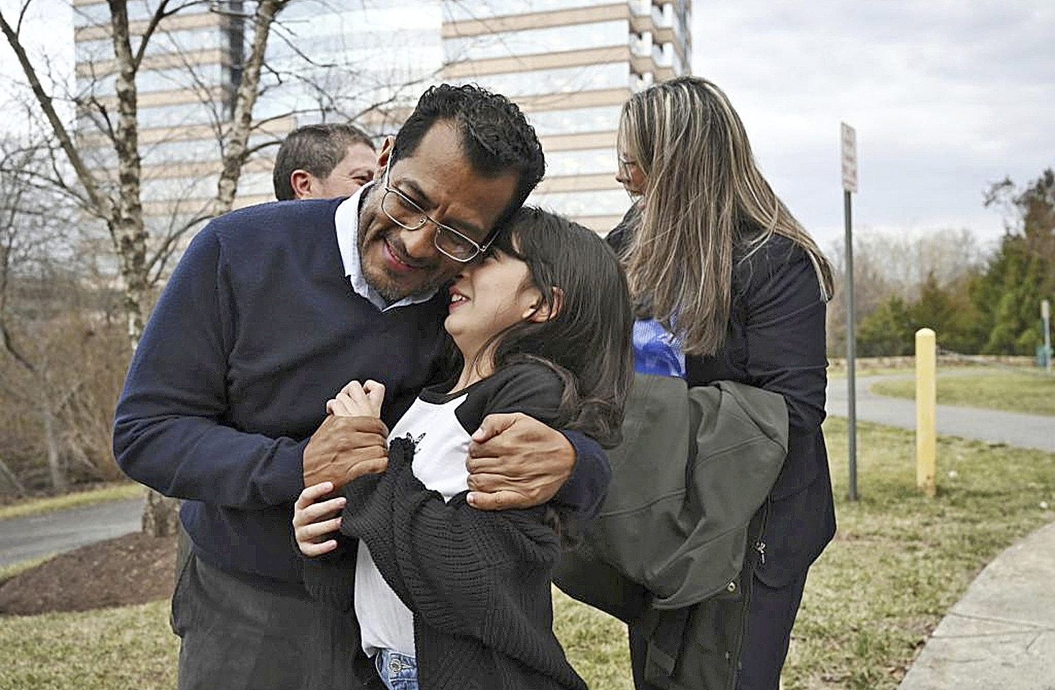 Alejandra abraza a su padre, Félix Madariaga, tras ser liberado en febrero.