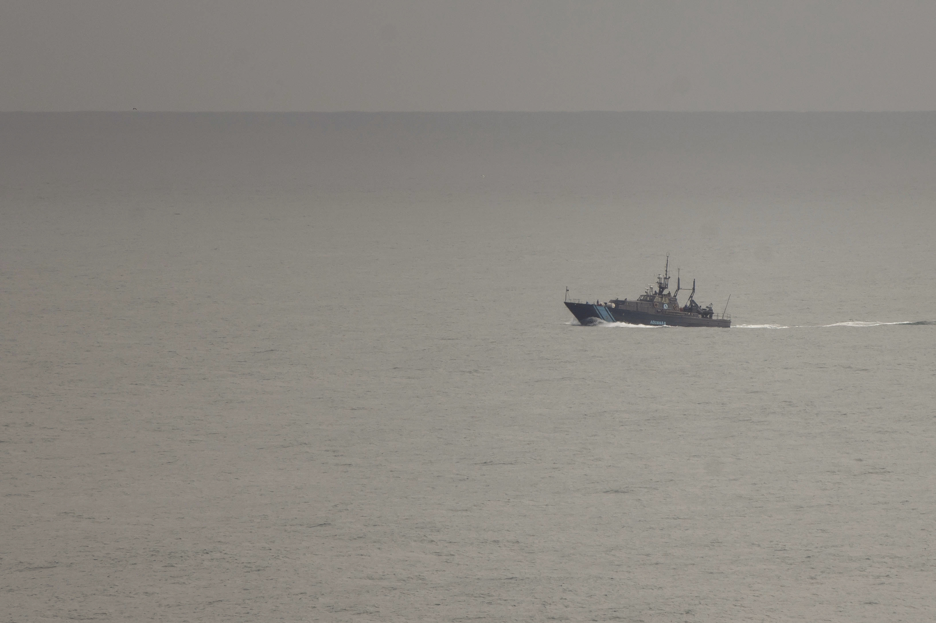 Un barco busca al tripulante desaparecido en el Vilaboa Uno.