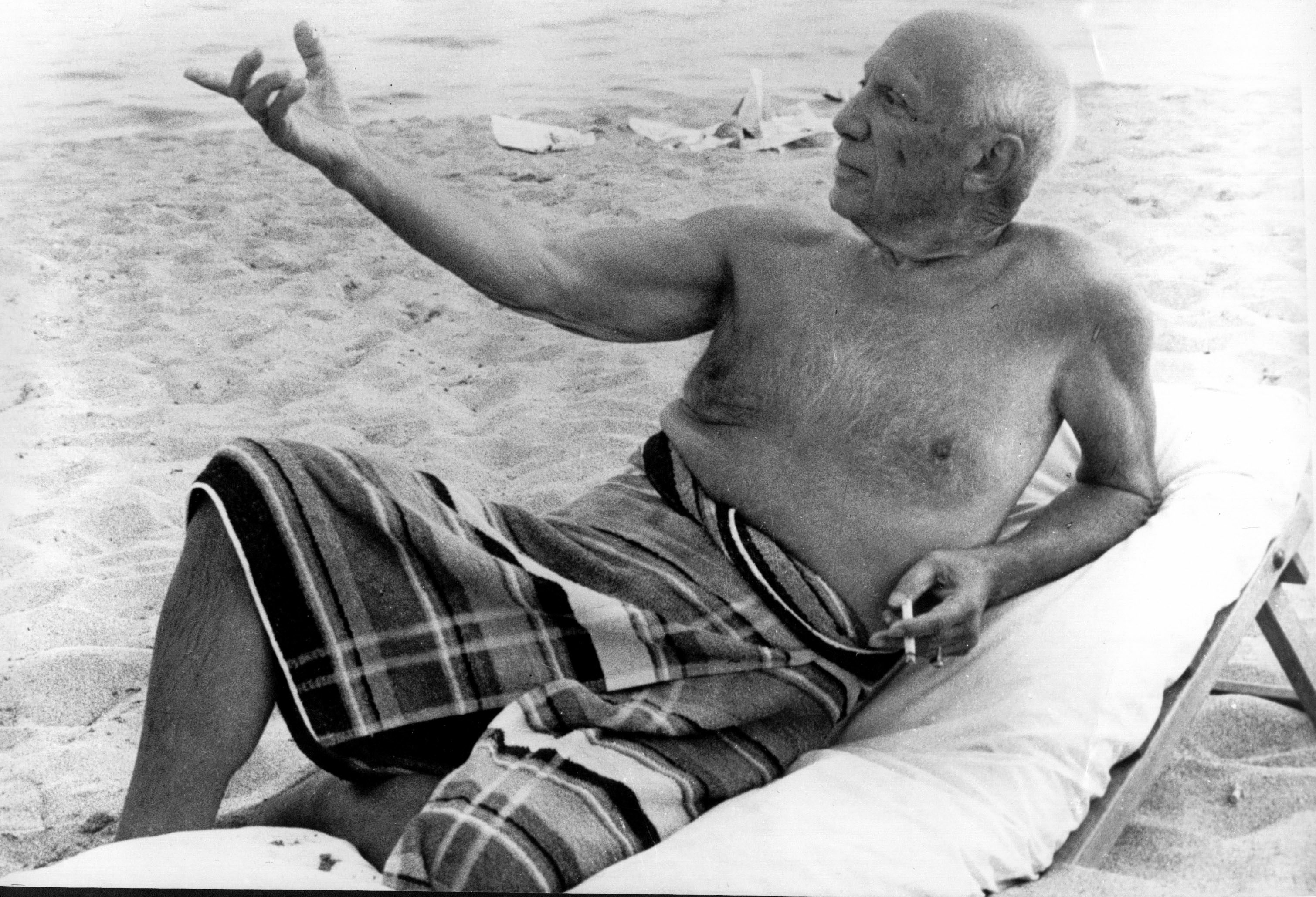 Picasso en una playa cercana a Cannes en los aos 50.