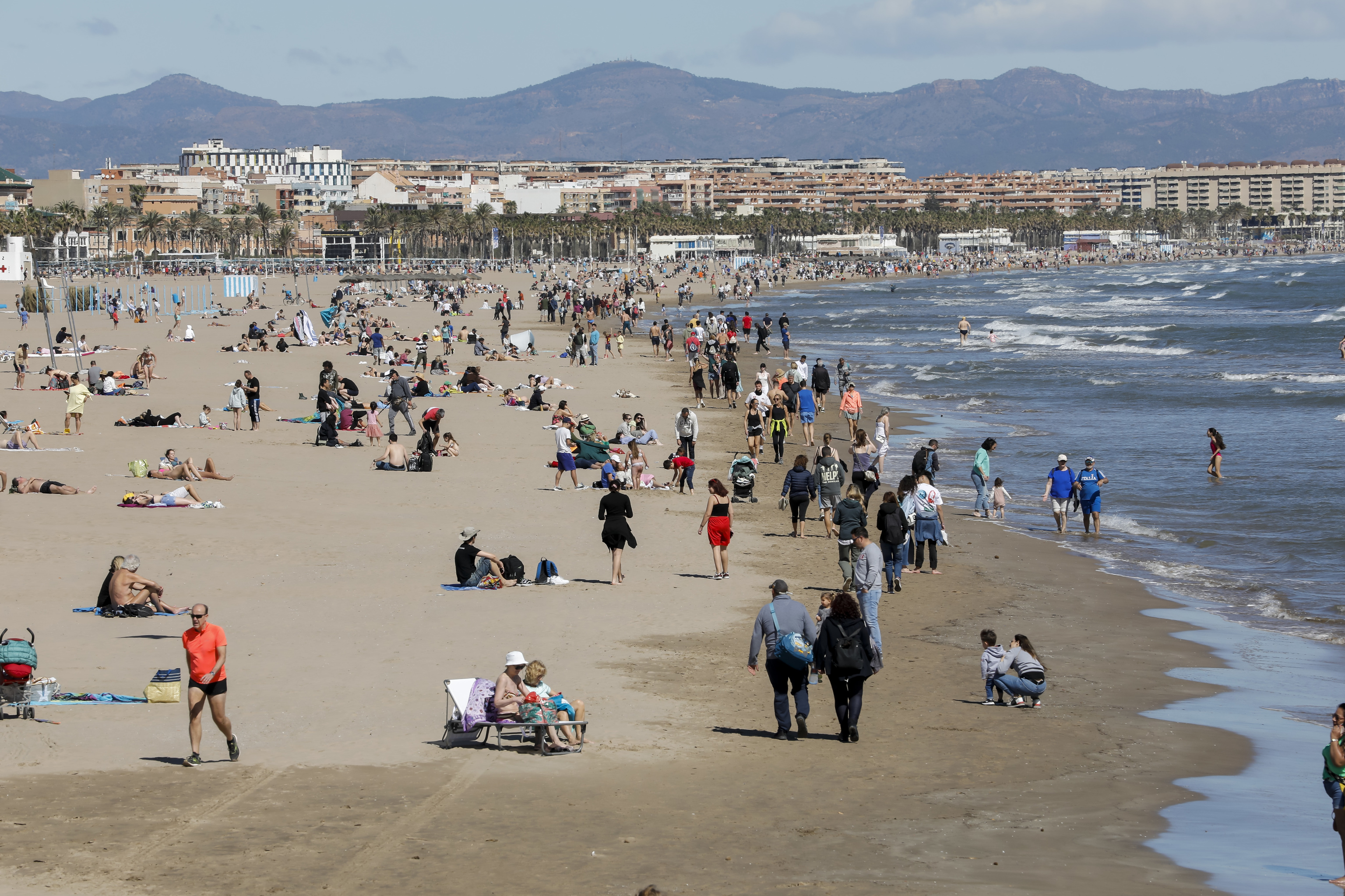 Vsta de la playa de la Malvarrosa de Valencia durante el pasado Domingo de Ramos.