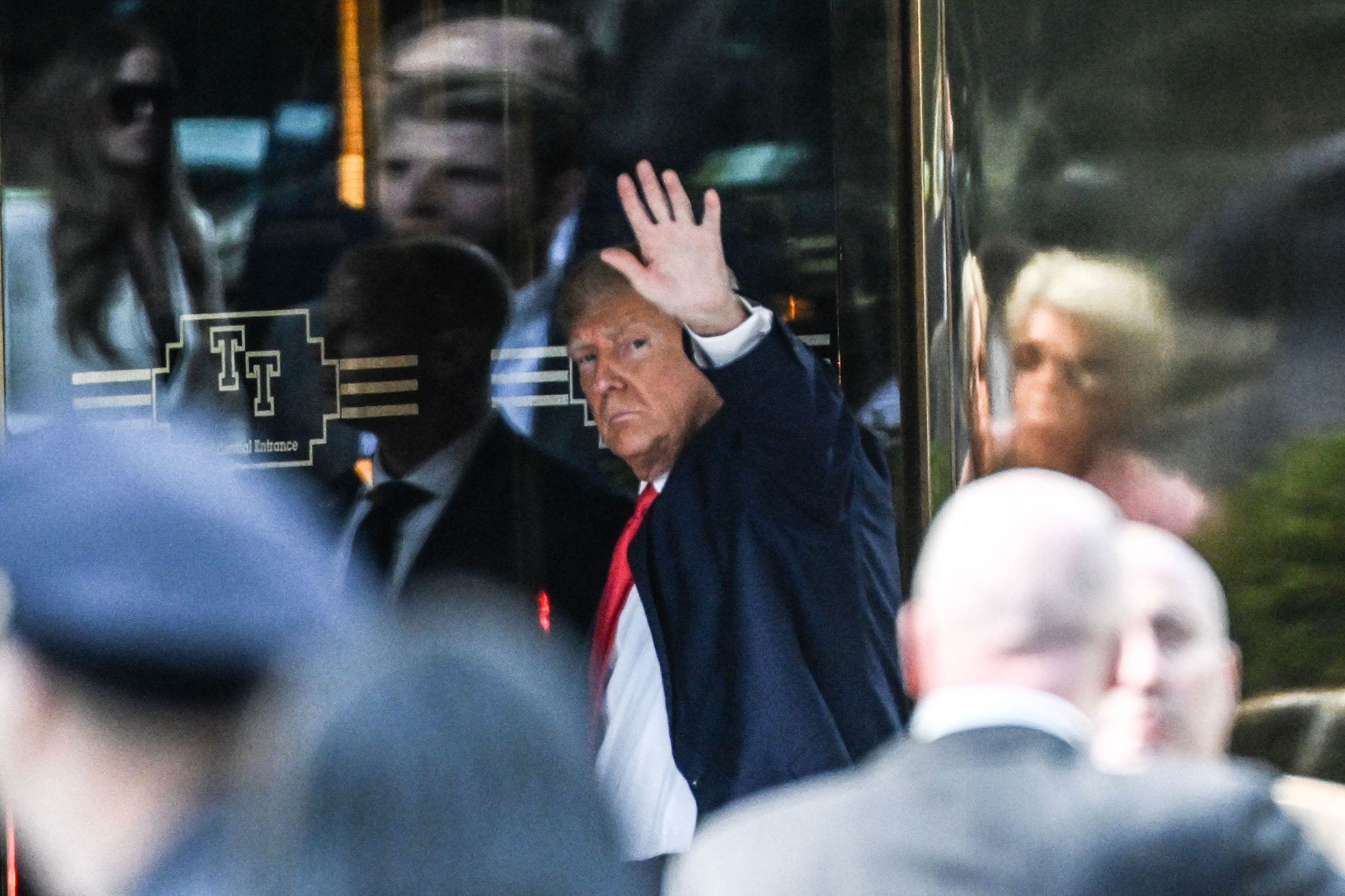 Donald Trump, saludando a la gente en Nueva York.